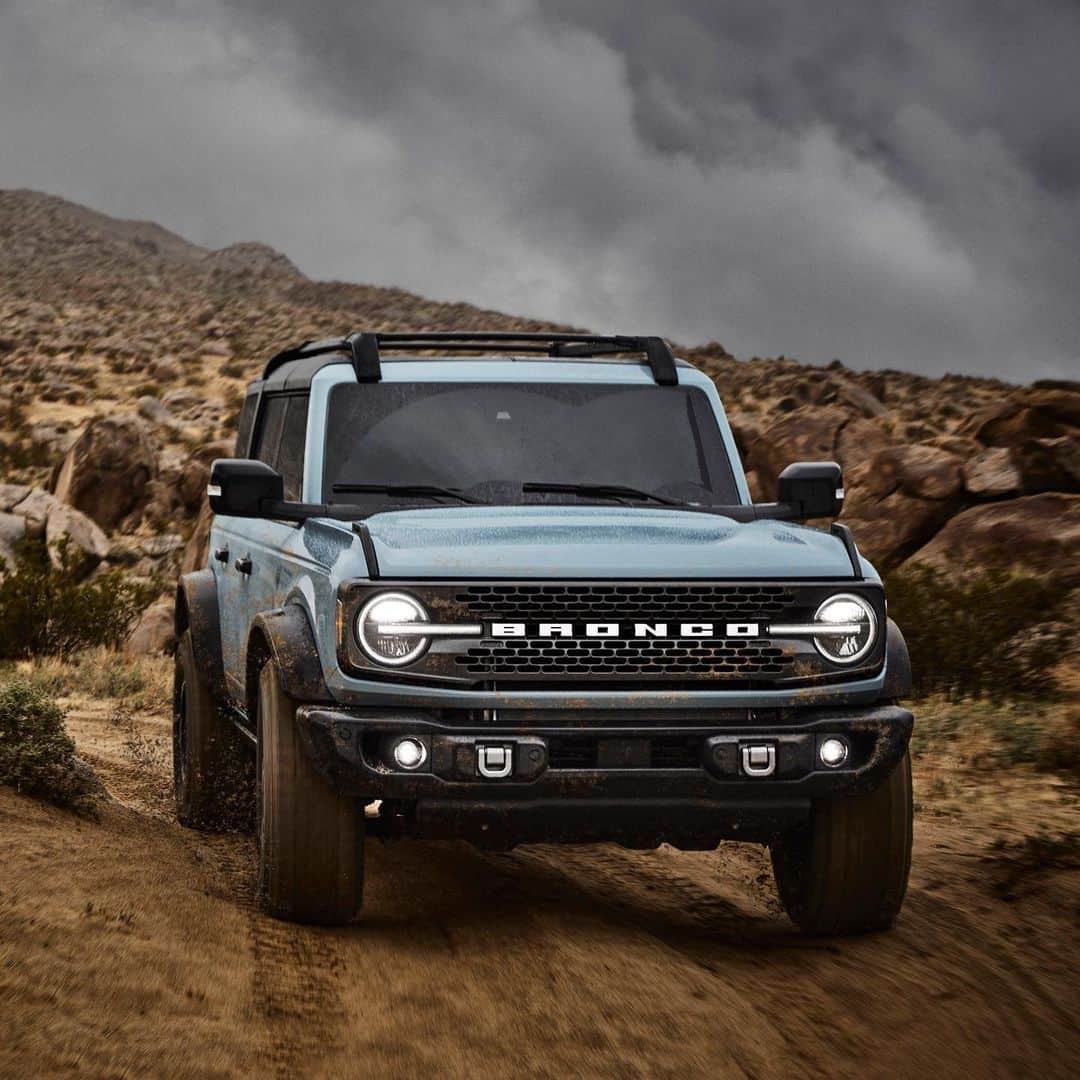 HYPEBEASTさんのインスタグラム写真 - (HYPEBEASTInstagram)「@hypebeastcarclub: @ford has revived its legendary Bronco 4×4 for 2021. The off-road-capable SUV maintains is iconic shape but adds slight curves for modern times. Powering it is either a Ford 2.7-litre V6 engine that puts down 310 horsepower and 400 lb-ft of torque, or a more fuel friendly 2.3-litre version that sees 270 hp and 310 lb-ft of torque. Find out more details via the link in our bio.⁠⠀ Photo: Ford」7月15日 11時17分 - hypebeast