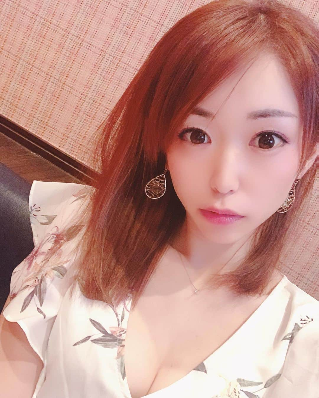 渋木美沙のインスタグラム：「たまには普通の投稿もw❤️❤️ 最近好評だったお気に入りワンピ🥰✨✨  中はショーパンになってるので 楽チン😍👏👏👏👏  #DURAS#夏コーデ #ワンピース #花柄ワンピース」