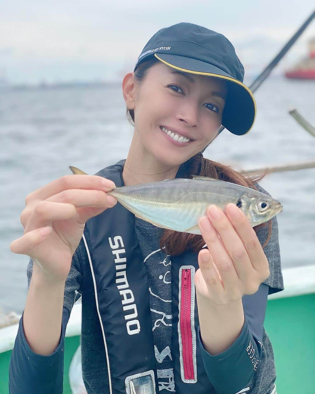 滝沢沙織さんのインスタグラム写真 - (滝沢沙織Instagram)「先日、金沢八景から鯵釣りに行ってきましたぁー🎣🐟✨ 天候はスタート晴れていて、梅雨の合間の晴れ☀️なんて嬉しい😆✨と思っていたら、やはり途中から雨に変わっちゃいました（笑） 釣果はあまり良くなかったですが、鯵、鯖、食料ゲット🐟✨ 一緒に釣りに行ってくださった、ヤマシタの社員の方にはいも感謝です😊✨ ありがとうございます❗️✨ 鯵釣りは何度かやっていますが、途中、鯵がヒットしたまま、他の大物釣れないかなぁ〜✨なんて欲張って、まんま泳がせやっていましたが、なかなか釣れないものですね〜 しかも、そんなことしてたら、ヒットした鯵も逃げちゃいました（笑） 同じ釣りでも、いろんな事を試しながらやってみるのも、釣りの醍醐味ですよねっ💖 さてさて、明日の21:00から放送になる、BS日テレ「照英　秋丸美帆の最強！釣りバカ対決！！」もしお時間ある方は、是非ご覧ください❗️✨ お楽しみに〜😊✨ #滝沢沙織 #ヤマシタ社員の方 #いつもありがとうございます #金沢八景 #鯵釣り #鯖もGET #泳がせ失敗（笑） #明日放送 #照英　秋丸美帆の最強！釣りバカ対決！！ #どんなドラマが待っているか🎣 #お楽しみに #fishing#fish#fishinglife#釣り#魚#釣り女優#滝沢釣り道#釣り女子#釣り好き」7月15日 11時37分 - saori_takizawa.official