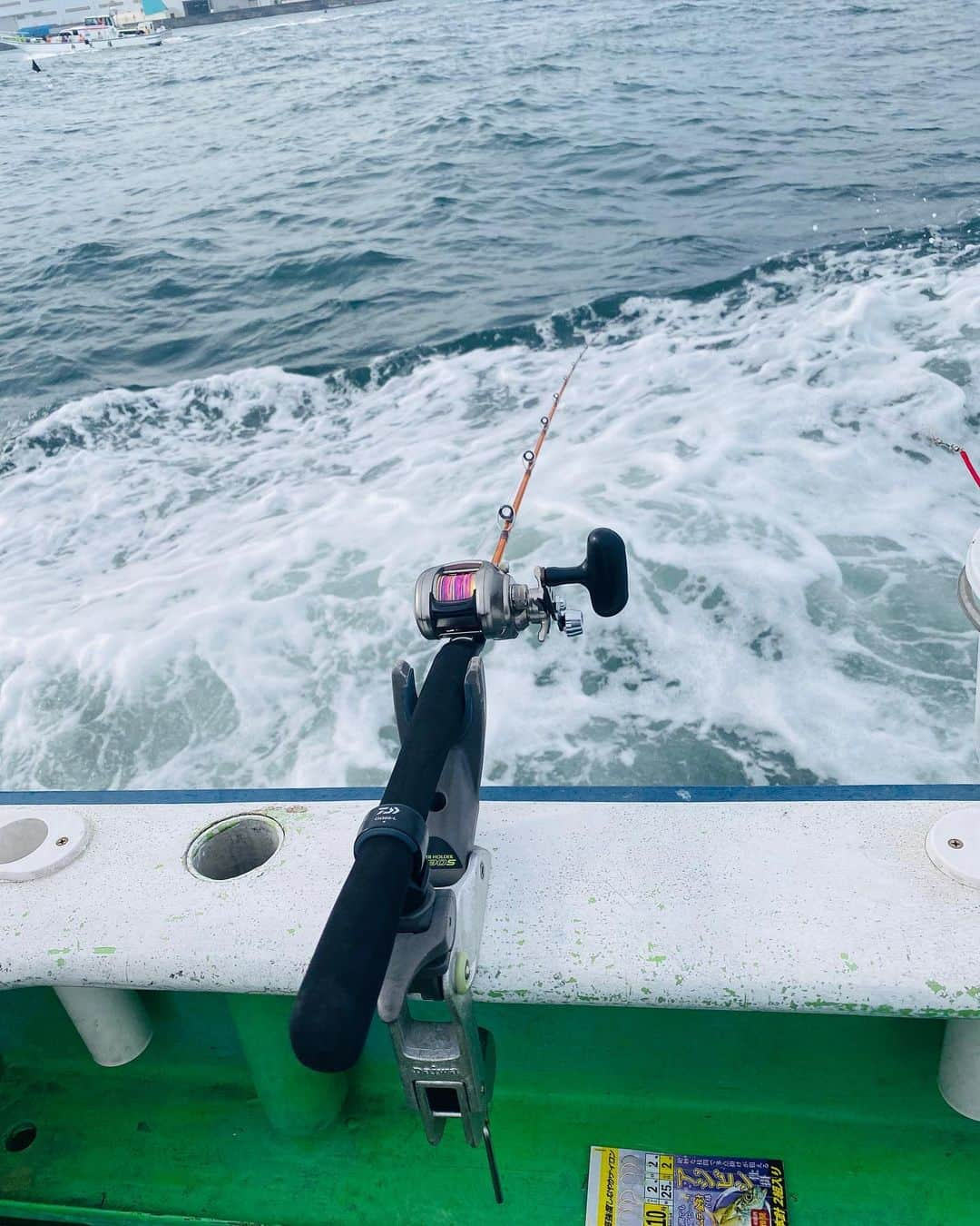 滝沢沙織さんのインスタグラム写真 - (滝沢沙織Instagram)「先日、金沢八景から鯵釣りに行ってきましたぁー🎣🐟✨ 天候はスタート晴れていて、梅雨の合間の晴れ☀️なんて嬉しい😆✨と思っていたら、やはり途中から雨に変わっちゃいました（笑） 釣果はあまり良くなかったですが、鯵、鯖、食料ゲット🐟✨ 一緒に釣りに行ってくださった、ヤマシタの社員の方にはいも感謝です😊✨ ありがとうございます❗️✨ 鯵釣りは何度かやっていますが、途中、鯵がヒットしたまま、他の大物釣れないかなぁ〜✨なんて欲張って、まんま泳がせやっていましたが、なかなか釣れないものですね〜 しかも、そんなことしてたら、ヒットした鯵も逃げちゃいました（笑） 同じ釣りでも、いろんな事を試しながらやってみるのも、釣りの醍醐味ですよねっ💖 さてさて、明日の21:00から放送になる、BS日テレ「照英　秋丸美帆の最強！釣りバカ対決！！」もしお時間ある方は、是非ご覧ください❗️✨ お楽しみに〜😊✨ #滝沢沙織 #ヤマシタ社員の方 #いつもありがとうございます #金沢八景 #鯵釣り #鯖もGET #泳がせ失敗（笑） #明日放送 #照英　秋丸美帆の最強！釣りバカ対決！！ #どんなドラマが待っているか🎣 #お楽しみに #fishing#fish#fishinglife#釣り#魚#釣り女優#滝沢釣り道#釣り女子#釣り好き」7月15日 11時37分 - saori_takizawa.official