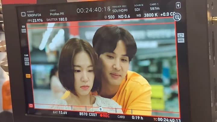キム・ジソクのインスタグラム：「. 다음주 방송 기다리시는분들을 위해 맘대로 예고 올려봅니다! “찬혁이는 뭐라고 한걸까요?🤔”(힌트는6글자) #아는건별로없지만가족입니다  #그래서 둘은어떻게될까요..?」