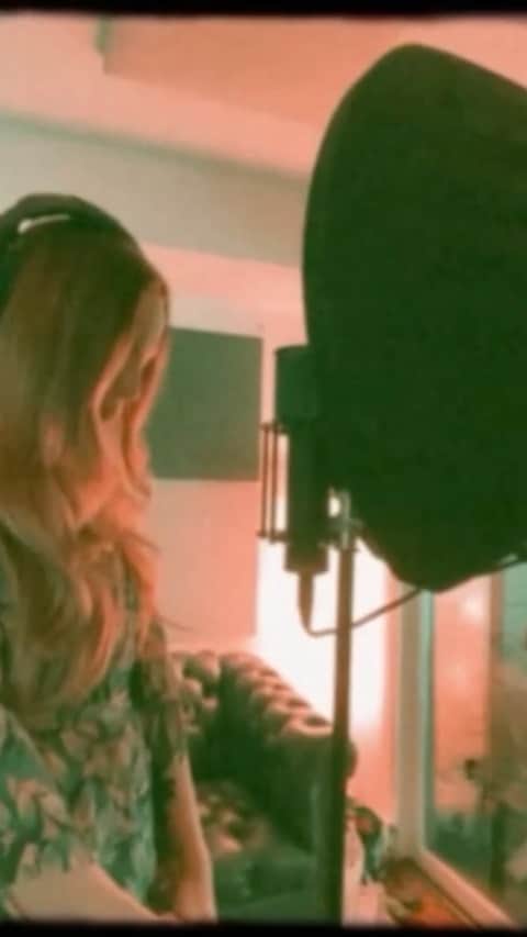 エリザベス・ギリースのインスタグラム：「I usually make it a rule never to cover @jonimitchell because I don’t believe anyone can touch what she does but this particular song has been stuck in my head so much as of late that I decided to make an exception. Hope you enjoy. Please go listen to the original if you haven’t. She makes an excellent quarantine soundtrack and there’s no artist I love more.」