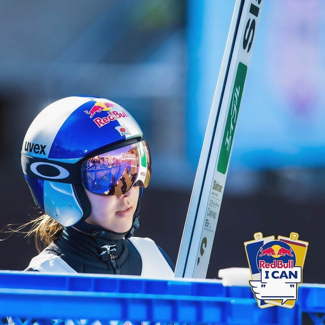 高梨沙羅さんのインスタグラム写真 - (高梨沙羅Instagram)「@redbulljapan  私が最高に輝いた夏の瞬間🌞 夏に輝いた瞬間投稿でレッドブルのあの限定クーラーがもらえるかも！ 是非皆さんも #黄金のレッドブル を飲んで夏を輝かせて下さい🙌🏽💙 📸 @macaroni0084    【応募方法】 1 @redbulljapan をフォロー  2 夏に輝いているプレーを捉えた画像または動画をハッシュタグ 「#redbullican + #夏に輝くプレー」をつけて、Instagram へ投稿。  【応募期間】 7 月 21 日(火)23:59 まで」7月15日 11時38分 - sara.takanashi