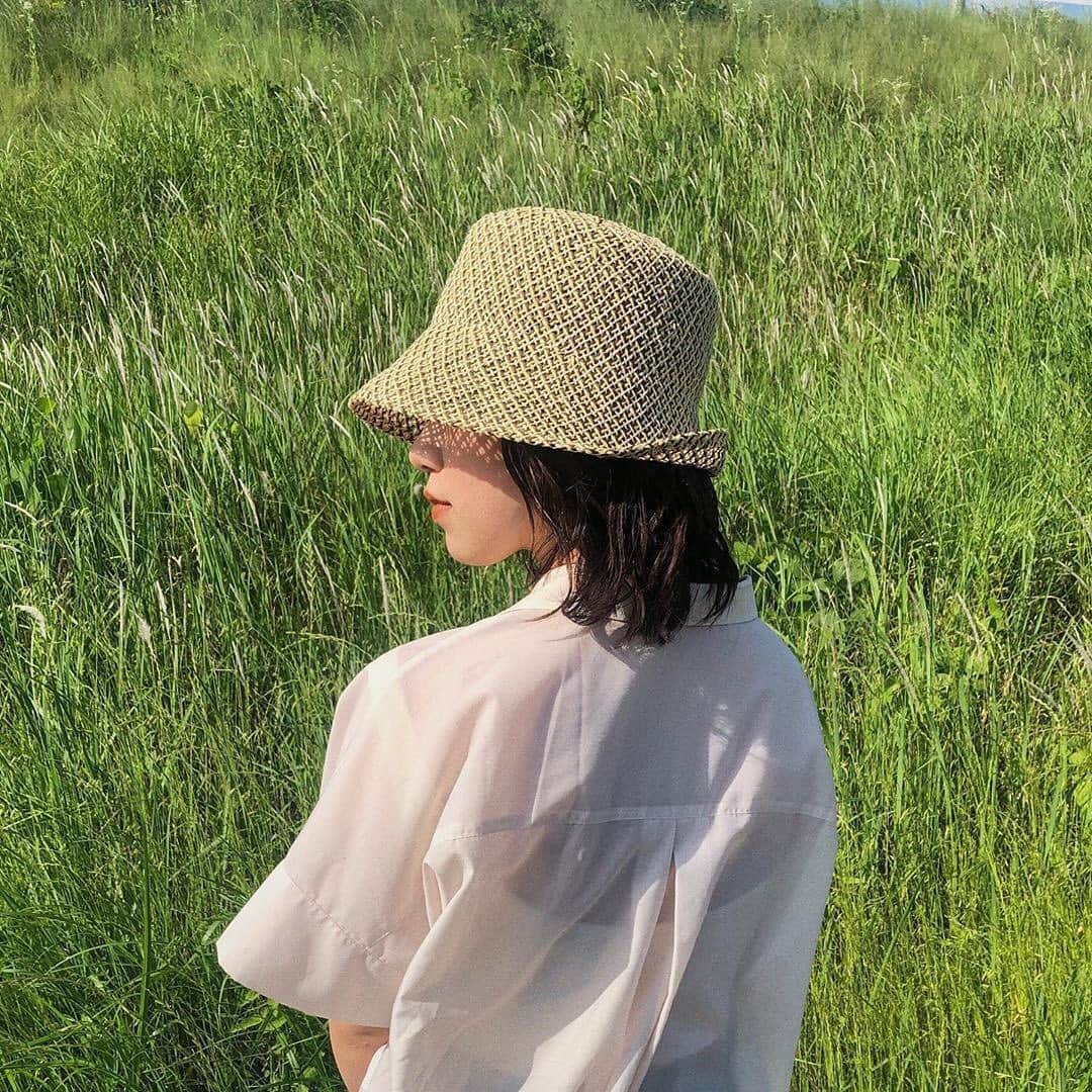 isutaさんのインスタグラム写真 - (isutaInstagram)「今年は“麦わら帽子女子”になると決めた♡﻿ おしゃれな帽子がたくさん揃う「メゾンドリリス」って？﻿ ﻿ ﻿ 夏コーデにぴったりの麦わら帽子を多く取り揃えているブランド「La Maison de Lyllis（メゾンドリリス）」。﻿ ﻿ ﻿ おすすめは、クラシックな雰囲気が演出できるトレンド感満載のクロシェハットや、どんなコーデにも合わせやすいアーミッシュハット♡﻿ ﻿ ﻿ 詳細は @isuta_jp トップのURLから記事をチェックしてみてください♩﻿ ﻿ ﻿ photo by﻿ @____piiiii﻿ @____.chipie﻿ @mynsgmds﻿ @uimiu__﻿ @nooodomi  ﻿ ﻿ #isuta #イスタ #isuta_fashion﻿ #isutapic #lamaisondelyllis #メゾンドリリス﻿ #麦わら帽子 #帽子 #クロシェハット﻿ #clochehat #hat #summerhat ﻿ #summer #ハット #サマーハット ﻿ #カジュアルコーデ #シンプルコーデ﻿ #おしゃれさんと繋がりたい﻿ #お洒落好きな人と繋がりたい」7月15日 11時40分 - isuta_jp