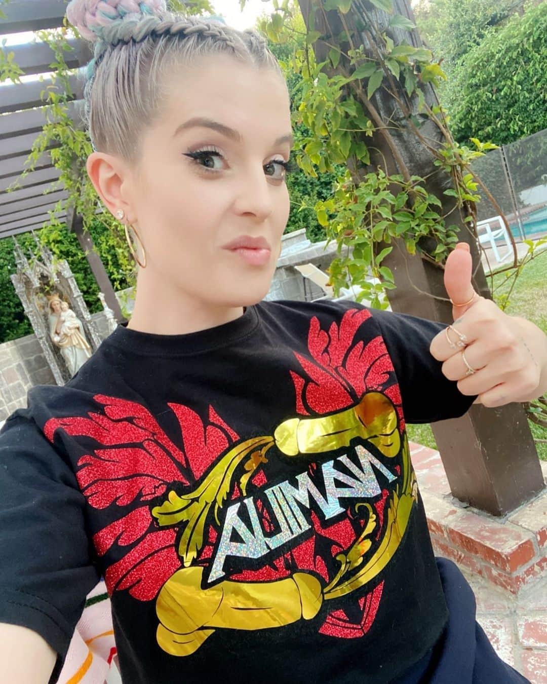 ケリー・オズボーンのインスタグラム：「How about I have been walking around with ejaculating penises on my shirt all day and had no idea until about five minutes ago!!! Thank you @_namilia_ 💜😂🍆」