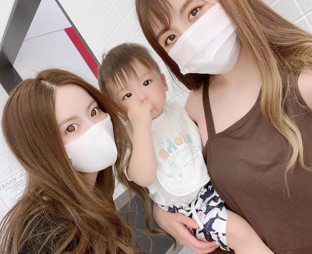 Momoeのインスタグラム：「.  . えり姉たつ兄💋 . 何かあると心配して すっ飛んできてくれる...😢💕 本当に優しい😢💕 . えり姉は昔から 歩道側歩きな〜って言ってくれたり ドア開けて待っててくれたり それはそれは男前でかっけえんだ🤙✨ なかなかできんよ😭💕 . 見た目も中身も美人💕 . また早く会いたいなー😢😢💕 . えり姉たつ兄 いつもありがとう😢😢❤️❤️❤️ 大好き❤️❤️ . . #happy #家事 #育児 #family #家族 #boy #smile #男の子 #息子 #code #love #lucky #kids #子供 #thankyou #宝物 #ベビー #fashion #follow #心 #縁 #パパ #ママ #家族写真 #男の子ママ #赤ちゃん写真 #photo #子育て #1歳 #flower」