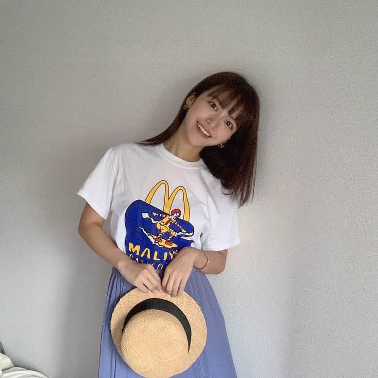 牧野桃美さんのインスタグラム写真 - (牧野桃美Instagram)「⠀ 海に行きたいなーって思いながら マクドナルドのマリブ店限定の 可愛いお土産Tシャツ🏄🏼‍♀️🌊 ⠀ 今年はお家での夏休みになりそうだけど みんなが健康に楽しく 大好きな人と過ごせたらいいな💭 ⠀ ⠀ ⠀ ⠀ ⠀ ⠀ ⠀ #マクドナルドマリブ#🇺🇸#malibucalifornia#jalana#PR #きょコ#夏コーデ#お土産#白T#白tシャツ#マクドナルド#限定tシャツ#カジュアルコーデ」7月15日 11時54分 - momomi_makino