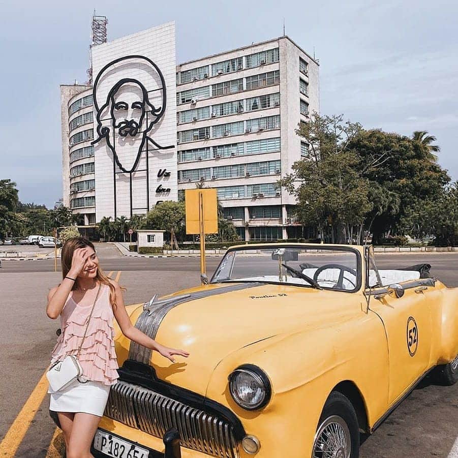 旅工房公式さんのインスタグラム写真 - (旅工房公式Instagram)「#キューバ　#ハバナ﻿ ﻿ 雰囲気ある街並みにクラシックカー、﻿ 一生に一度は行ってみたい魅惑的な国、キューバ🇨🇺﻿ そんなキューバの首都ハバナのおすすめスポットをご紹介します😊💕﻿ ﻿ ━━━━━━━━━━━━━━━﻿ ▽お写真ありがとうございます！﻿ ﻿ １：@_masako さん﻿ ハバナ新市街の中心、革命広場！﻿ 周囲には政府機関の建物が立ち並ぶ、まさにキューバの中心地🏙️﻿ キューバといえば！のクラシックカーで訪れたい場所です😍✨﻿ ﻿ ２：@aiai0311 さん﻿ ハバナで必ず訪れて欲しい場所、旧市街🌟﻿ スペインの名残を残す、多文化が融合したレトロな街並みが魅力！﻿ 街の至る所で音楽が聞こえたりと、陽気な気分で楽しめます🎶﻿ ﻿ ３：@makitasooo さん﻿ ハバナの街を守ってきた要塞、カバーニャ要塞！﻿ 巨大な要塞では、海へ向かって大砲が並んでいます😳﻿ ここからはハバナの街が一望でき、絶景スポットとしても人気❣️﻿ ﻿ ４：@meyoutravels さん﻿ 写真の丸い形の乗り物、何か分かりますか？﻿ ココナッツをモチーフとしたタクシー、ココタクシーです🚖﻿ 狭い道も通ることができる小型感が可愛い❤️﻿ クラシックカーもおすすめですが、ココタクシーもぜひ乗ってみてください😊﻿ ﻿ ５：@mnooogram さん﻿ ハバナ発祥のカクテルといえば、モヒート😍﻿ ラムをベースに爽やかな味わいが夏にもピッタリ🍸﻿ モヒートといえば、ヘミングウェイが通っていたという、﻿ ラ ボデギータ デル メディオというバーが人気です💕﻿ ﻿ ━━━━━━━━━━━━━━━﻿ 素敵な海外のスポットやグルメ、アイテムの写真にはぜひ#旅工房 や @tabikoboをタグ付けしてください❣️」7月15日 12時03分 - tabikobo