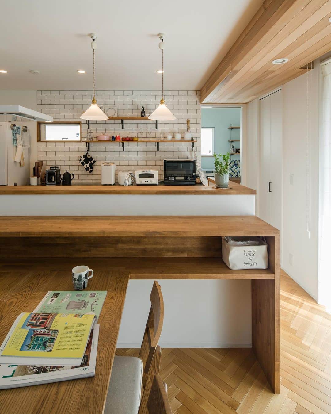 ルポハウス一級建築士事務所さんのインスタグラム写真 - (ルポハウス一級建築士事務所Instagram)「・ ・ ・ 造作のカウンターとカップボードに、馬目地タイルのキッチン壁が良く似合います。 ・ キッチン台も奥様の背の高さに合わせ、使いやすさ大幅アップ。 ・ ・ ・ ルポハウスの施工事例をもっと見てみたい方は こちらまで☞ @reposhouse ・ #ルポハウス は#ちょっとかっこいい家 を"友人のために"という思いでつくっています。 ・ 一生に一度の#マイホーム。 「あなたにしかできない」×「ルポハウスだからできる」で、私たちだけの#家づくり を思いっきり楽しんでみませか？！ ・ ・ ・ #家 #インテリア #住宅 #注文住宅  #新築一戸建て #住まい #シンプルな暮らし #デザイナーズ住宅 #一級建築士事務所 #設計事務所 #滋賀 #大津 #草津 #栗東#キッチンインテリア #馬目地 #下がり天井 #レッドシダーの天井 #造作カウンター #キッチンタイル #無垢フローリング #ヨーロピアンオーク #ヘリンボーン」7月15日 12時00分 - reposhouse