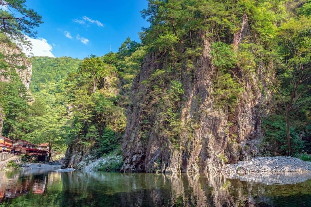 THE GATEのインスタグラム：「【 Sandankyo Gorge/ #Hiroshima 】 Sandankyo Gorge in Northwestern Hiroshima is a part of the Nishi-Chugoku Sanchi Quasi-National Park, and is a designated National Special Scenic Site.  l The gorge measures 16 kilometers long, and you can hike through it to catch all of its scenic gems, including several abysses and falls.  l Visit in the fall months for a lovely fall foliage. . ————————————————————————————— ◉Adress Akiota-cho, Yamagata-gun, Hiroshima ————————————————————————————— THE GATE is a website for all journeys in Japan.  Check more information about Japan. →@thegate.japan . #Japan #view #travel #exploring #visitjapan #sightseeing #ilovejapan #triptojapan #japan_of_insta #療癒 #instagood #粉我 #赞 #travelgram #instatravel #unknownjapan #instagramjapan #instaday #freshgreen #鲜绿色 #신록 #bundokph #kalilkasan #Hapon #alamsemulajadi #jepun #mendakigunung #mountaineering #sandankyogorge」