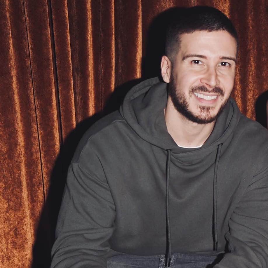 E! Onlineさんのインスタグラム写真 - (E! OnlineInstagram)「Is #JerseyShore's Vinny Guadagnino sparking a new romance with #TooHotToHandle's Francesca Farago? Call us Lana because we have all the 🔥deets on their night out —at the link in our bio. (📷: Instagram)」7月15日 12時00分 - enews