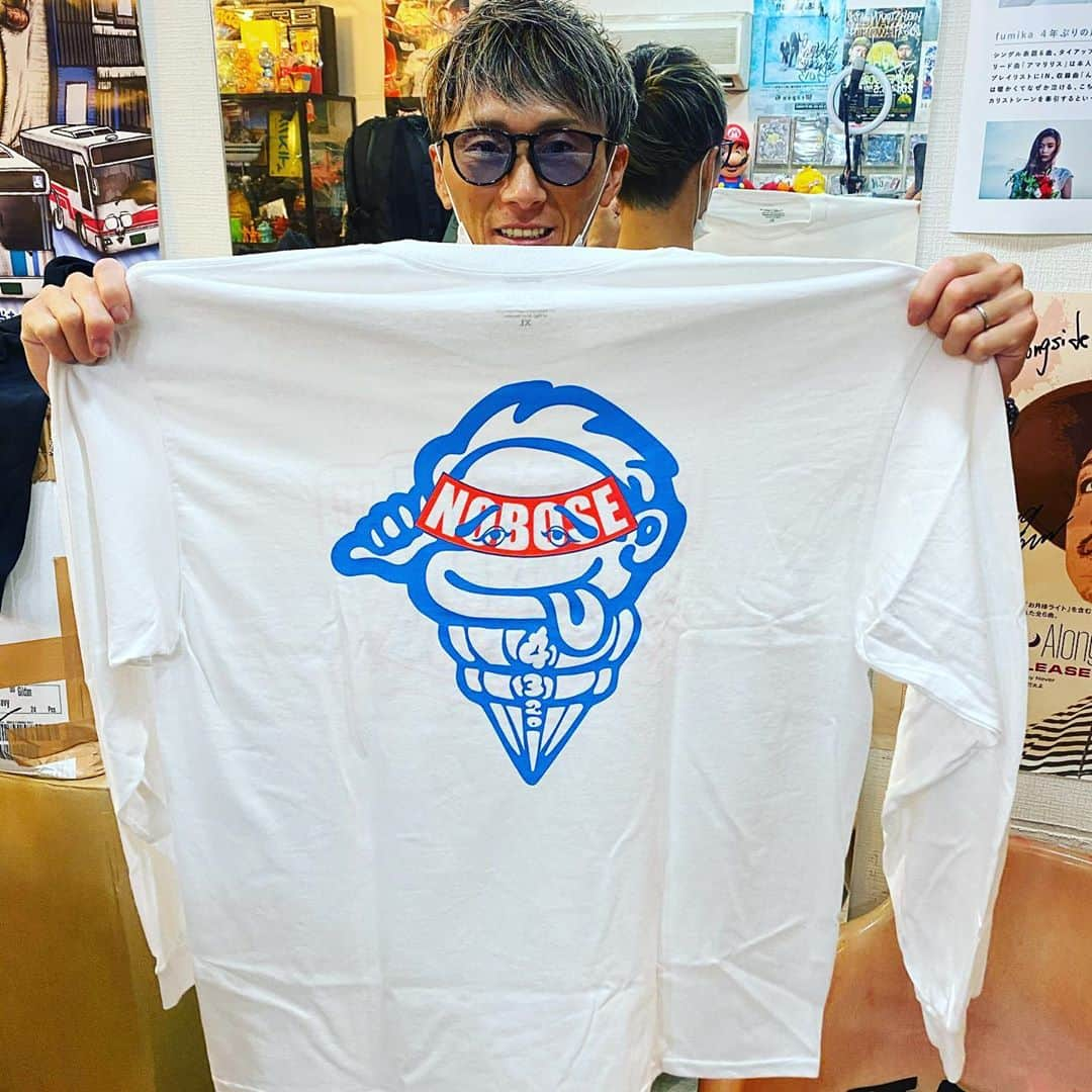 峰竜太さんのインスタグラム写真 - (峰竜太Instagram)「NOBOSEコラボの新商品が続々と完成してます！あとはベースボールキャップが到着したら発売開始します！ 数量限定販売なのでいつものように即完売予想です！ キャラクターの名前"ハッチくん"に決まりました😜 1号艇カラーのステッカーをノベルティでつけます♪ シーズンごとに色変えてくのでコンプリートした強者には特別プレゼントあるかも🤫 #noboseコラボ #新作 #もうすぐ発売 #コラボタオル #コラボキャップ #ツバまっすぐのと曲がってるの #ロンT2色 #購入者限定で #ハッチくん #1号艇バージョンプレゼント #数量限定なんで #すぐ売り切れます #これが楽しくて #数量少なくしてるとかしてないとか #みんなが取り合ってる感じを楽しむ #性格悪しw #お楽しみに」7月15日 17時35分 - ryuta.4320