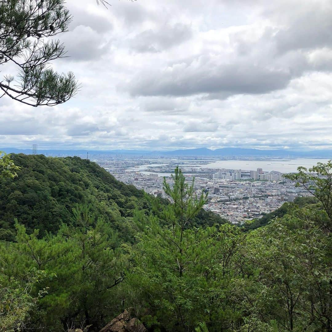 前田彩名さんのインスタグラム写真 - (前田彩名Instagram)「大好きな #六甲山 の定番コース！ ロックガーデンへ。 アスレチック感覚で岩をグングン上がるのは、やっぱり楽しい🙌。 空気が澄んで遠くまで綺麗に見えました✨。  しかし‥ 風吹岩が落石注意でまさかの閉鎖😵❗️。  休憩しようと思ってた人たちが、 行く宛を彷徨っていました。苦笑  閉鎖されてるコースもあったりして、 想定外の登山になった人もいたのでは。  今回は初めて登山する子もいたので、  芦屋川〜高座の滝〜ロックガーデン〜 風吹岩(の前)〜金鳥山方面〜保久良梅林〜岡本  山頂から有馬に抜けるか、 東おたふく山コースに行くことが多かったので、下山ルートは初めてで新鮮でした。  街よりは気持ち涼しかったけど、 やっぱり歩いたら暑くて、 マスクしながら登山は厳しい😅。。  すれ違う時にタオルやネックゲイターで 口元を覆っている人が多かったです。  京都マラソンの時に、 ネックゲイター便利そうやし欲しいなーって思いながら見ていたのですが、 いよいよ登山用に必要かも🤔。」7月15日 17時31分 - ayana.maeda