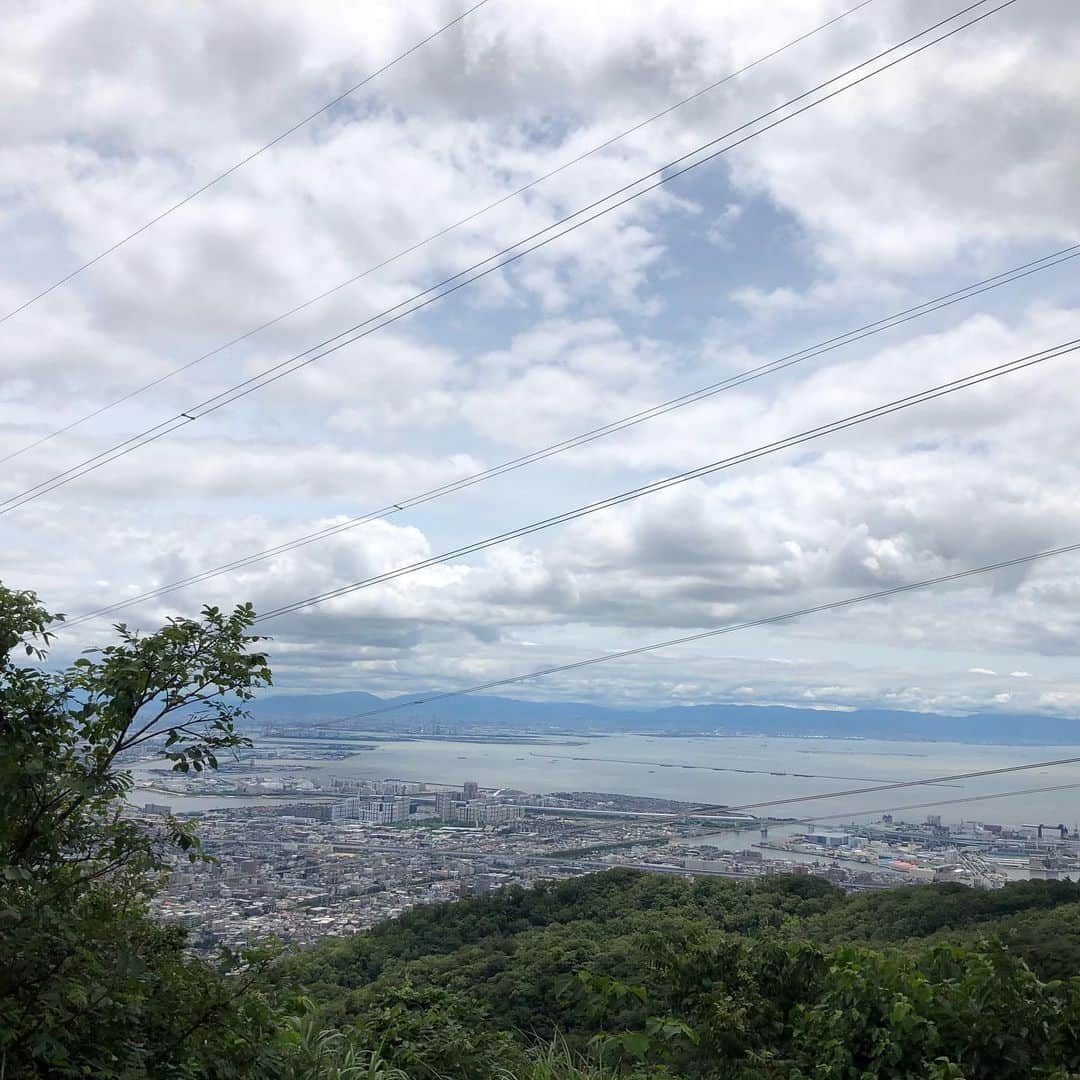 前田彩名さんのインスタグラム写真 - (前田彩名Instagram)「大好きな #六甲山 の定番コース！ ロックガーデンへ。 アスレチック感覚で岩をグングン上がるのは、やっぱり楽しい🙌。 空気が澄んで遠くまで綺麗に見えました✨。  しかし‥ 風吹岩が落石注意でまさかの閉鎖😵❗️。  休憩しようと思ってた人たちが、 行く宛を彷徨っていました。苦笑  閉鎖されてるコースもあったりして、 想定外の登山になった人もいたのでは。  今回は初めて登山する子もいたので、  芦屋川〜高座の滝〜ロックガーデン〜 風吹岩(の前)〜金鳥山方面〜保久良梅林〜岡本  山頂から有馬に抜けるか、 東おたふく山コースに行くことが多かったので、下山ルートは初めてで新鮮でした。  街よりは気持ち涼しかったけど、 やっぱり歩いたら暑くて、 マスクしながら登山は厳しい😅。。  すれ違う時にタオルやネックゲイターで 口元を覆っている人が多かったです。  京都マラソンの時に、 ネックゲイター便利そうやし欲しいなーって思いながら見ていたのですが、 いよいよ登山用に必要かも🤔。」7月15日 17時31分 - ayana.maeda