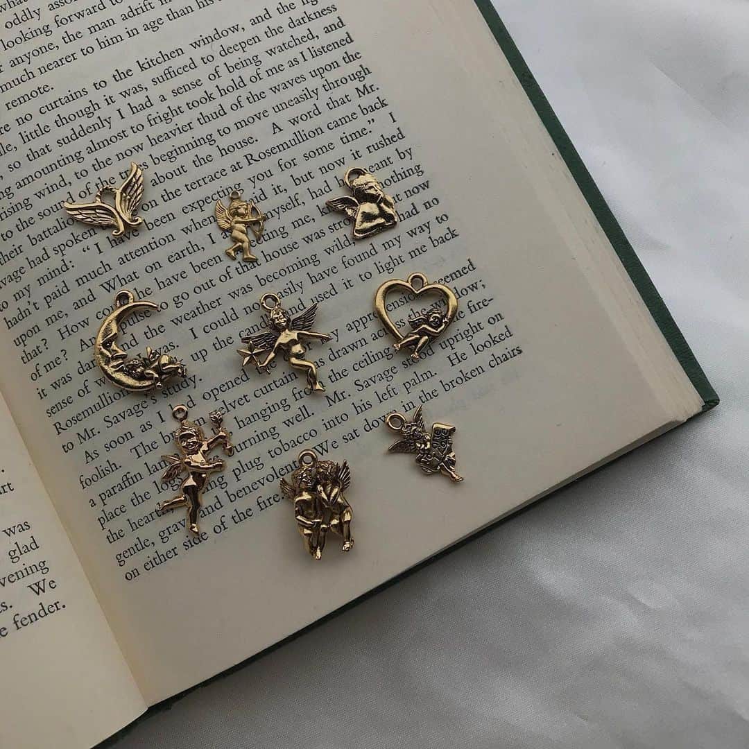 BOX CHARM Industryのインスタグラム：「大人気のエンジェルチャーム👼🏻🌟 . 可愛い天使達がお待ちしております💘 . . #boxcharmindustry #boxcharm #handmade #accessory  #gold  #angel #handmadeaccessory  #ボックスチャームインダストリー #ボックスチャーム #ハンドメイド #アクセサリー #ハンドメイドアクセサリー #チャーム #エンジェル #ゴールド #天使」