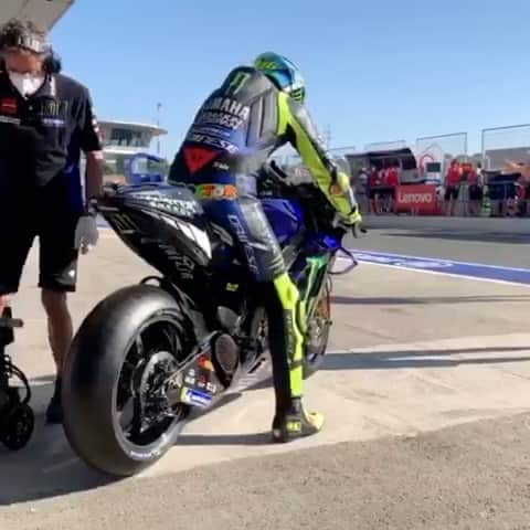 のインスタグラム：「Paging The Doctor 👨‍⚕️  . It's time for the first 90-minute Jerez test session ⏰  . . #MonsterYamaha  #MotoGP  #MotoGPisBack  #SpanishGP  @valeyellow46  @motogp」