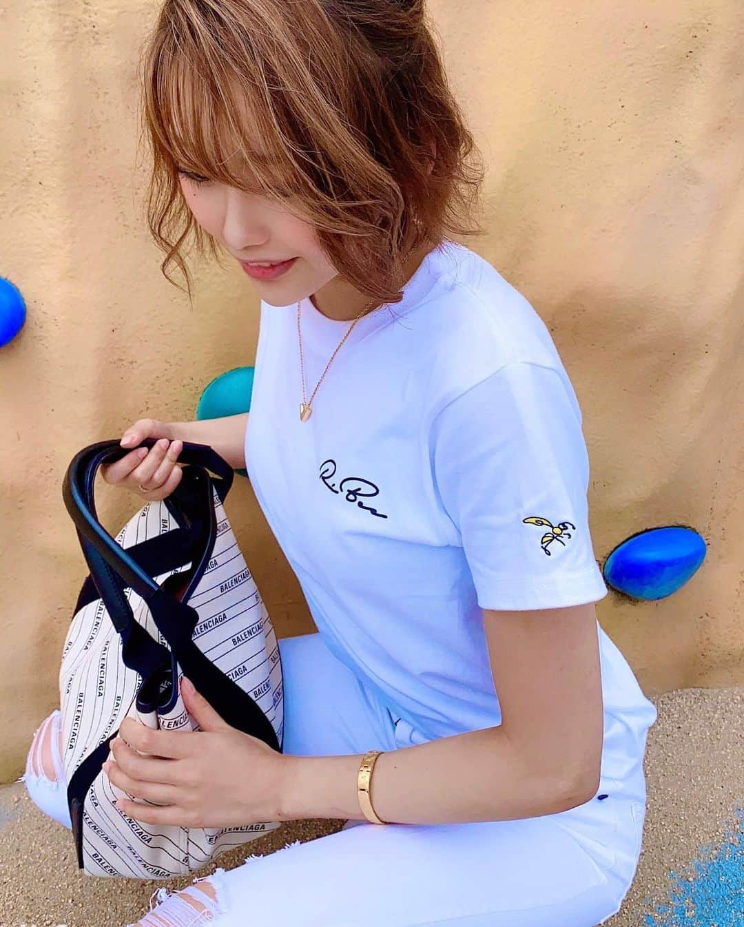 ななぺろさんのインスタグラム写真 - (ななぺろInstagram)「このTシャツ絶対流行る🐝⋆︎ 可愛すぎるうううう🥺  ドンピシャお気に入り❤️  #rbee #tshirt #white #fashion #makeup #hairstyle #balenciaga #instagood #instagram #likeforlikes #followforfollowback #likeforfollow #follow #look  #メイク #ファッション #ヘアスタイル #白 #tシャツ #いいね返し #いいね #フォローミー #ビジョラダ #ビジョビ #ビジョナビ」7月15日 17時34分 - nanapero9