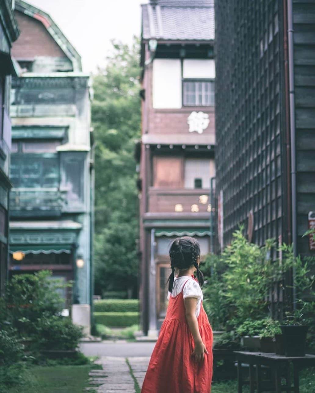 のインスタグラム：「【今日の #いこーよおでかけ部】pick up... @___yu.144﻿ ━━━━━━━━━━━━━━━━━━━━━﻿ 🏡... #江戸東京たてもの園﻿ 東京都小金井市にある「江戸東京たてもの園」。歴史的な建造物を復元・展示している野外博物館です。園内は広く、子供と散歩しながら昔にタイムスリップした気分を味わえますよ。﻿ いこーよ：https://iko-yo.net/facilities/1462﻿ ━━━━━━━━━━━━━━━━━━━━━﻿ ﻿ ＜faciities＞-------------------------------------------﻿ 📍江戸東京たてもの園﻿ 住所：東京都小金井市桜町3-7-1﻿ 営業時間： 9:30～17:30﻿ 定休日：月曜﻿ 料金：大人400円、中学生（都外）・高校生200円、中学生（都内在学・在住）以下無料﻿ ----------------------------------------------------------﻿ ﻿  いこーよ@ikoyo_odekake では、「親子のおでかけ」に関する写真を募集しています😊お子さんとのおでかけの思い出の場所をこのアカウントをフォローの上、 #いこーよ を付けて投稿してください。魅力的な写真は、いこーよ公式SNSや、いこーよ内の記事でも紹介&使用させていただく場合がございます！ 沢山の投稿お待ちしております。﻿ ﻿ ✨募集中タグ#いこーよ﻿ ﻿ 📱子供の年齢に合ったおでかけ先が見つかる「いこーよ」公式アプリのダウンロードはAppStore 、Google Playで「いこーよ」で検索！﻿ ・﻿ ・」