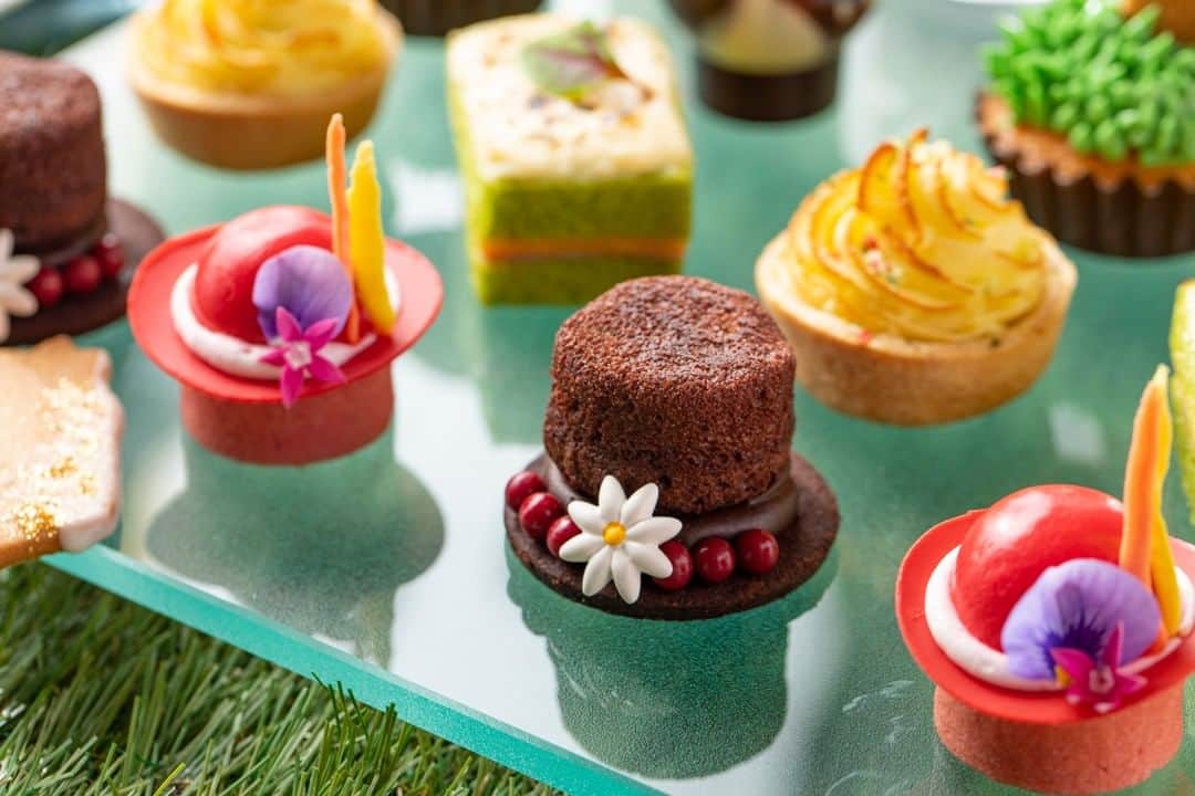 Conrad Tokyoのインスタグラム：「英国王室主催のホースレースをイメージしたロイヤル・アフタヌーンティー開催中。 Enjoy Royal Afternoon Tea at TwentyEight until 8/31.」
