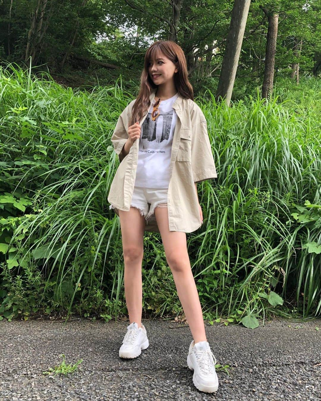 西川樹里さんのインスタグラム写真 - (西川樹里Instagram)「ホワイトコーデにメンズシャツをあわせてみたよ！オーバーサイズのラフ感が好き♡ ・ ・ #gu_for_all #GUstyle #gupr #メンズシャツ #ルーズフィットスタンドカラーシャツ #ootd」7月15日 12時15分 - jurichaan1116