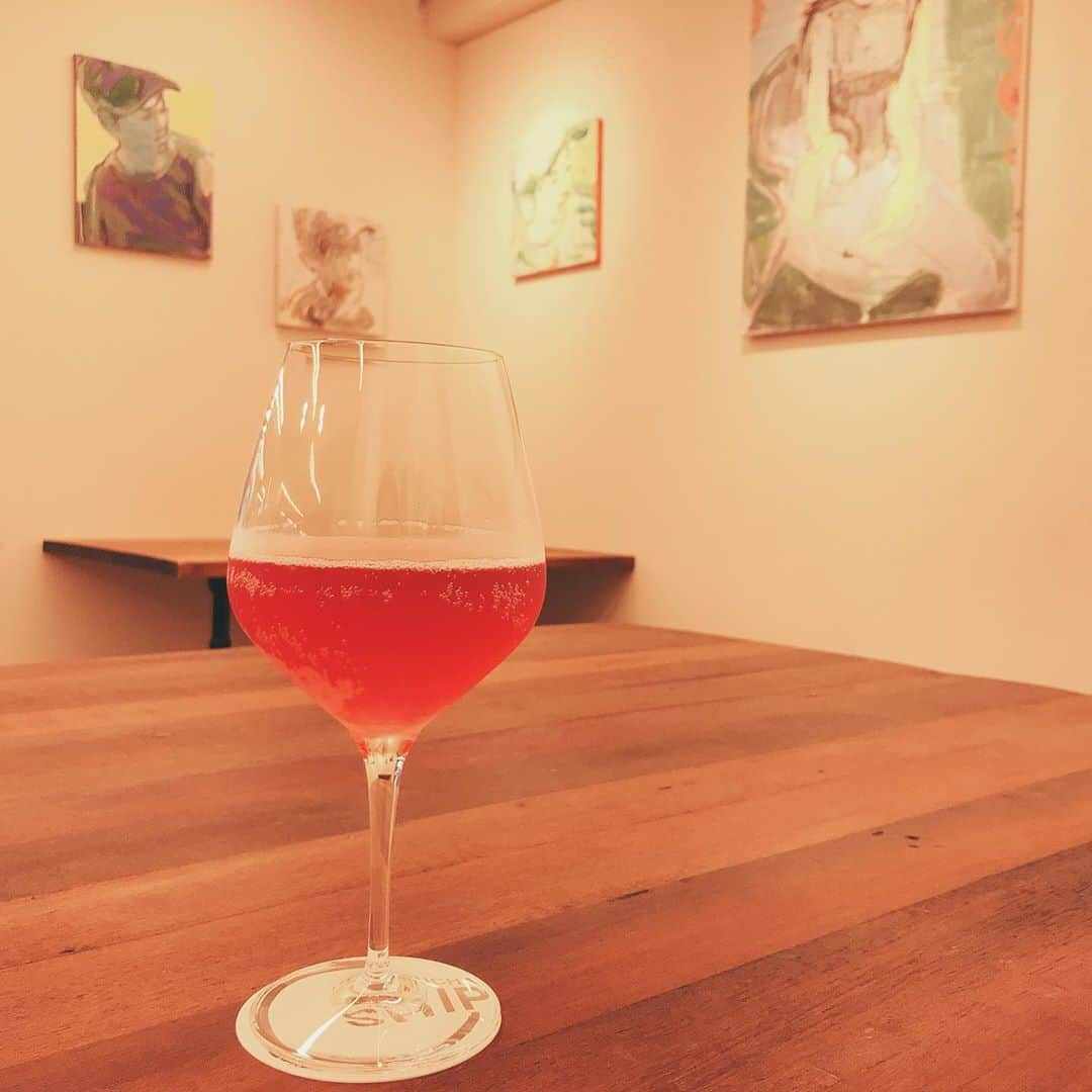 徳重杏奈さんのインスタグラム写真 - (徳重杏奈Instagram)「🍷﻿ 名古屋のコンブチャ専門店﻿ @plus.kombucha の菊池さんに教えてもらったコンブチャのお店へ﻿ ﻿ ※昆布茶ではありません笑﻿ ﻿ ﻿ こちらでは原材料の全てを﻿ 国産のナチュラルなものにしているそう✨﻿ ﻿ ﻿ わたしがいただいたのはシソ﻿ ﻿ ﻿ オリジナルのコンブチャに﻿ 乾燥させた赤紫蘇を漬け込み﻿ 隠し味に唐辛子を入れているそう🌶﻿ ﻿ ﻿ ちなみに﻿ わたしの自宅ではいま﻿ オーガニックのジャスミン茶と﻿ 〝和三盆〟でつくっています。﻿ ﻿ 家で少量つくるので﻿ 材料にこだわれるのが面白いです🥳﻿ ﻿ ﻿ ﻿ #kombucha #コンブチャ  #発酵 #腸活 #美肌 #名古屋 #メーテレ #アナウンサー #徳重杏奈﻿」7月15日 12時15分 - anna.tokushige