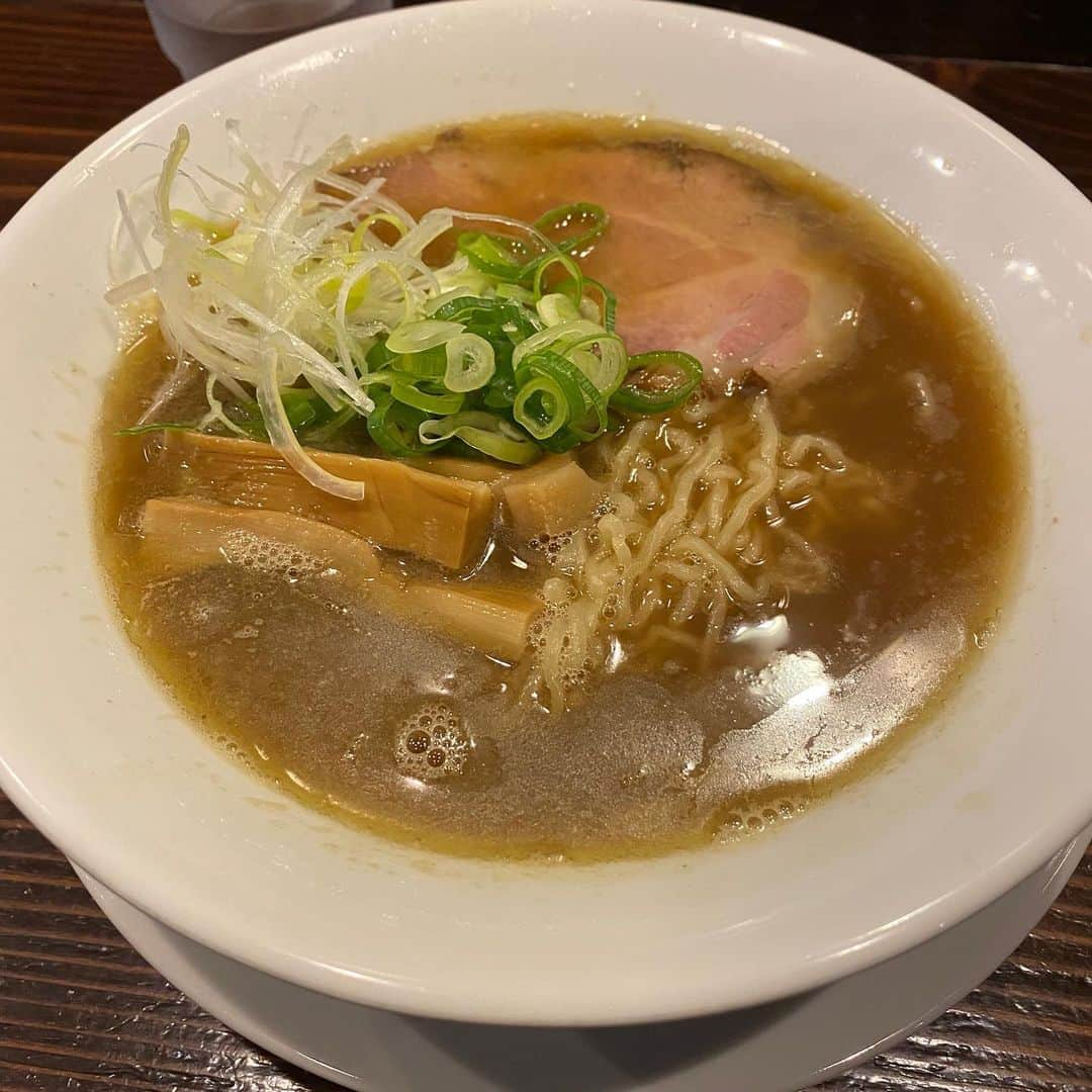 飛騨高山 旅館あすなろさんのインスタグラム写真 - (飛騨高山 旅館あすなろInstagram)「「麺屋とと」さんへ行きました。 中華そば(並)【800円】を注文し、スープは魚介系で細ちぢれ麺でとても美味しかったです☺️ダシが効いていて、スープも飲み干してしまうほど美味しいです！ 高山ラーメンの中でもイチオシのお店です✨❗️ 駐車場もございますので詳細は写真をご覧ください！徒歩3分です。  #日本　#岐阜県　#高山　#麺屋とと  #高山ラーメン　#旅館　#旅館あすなろ #飛騨高山 #高山グルメ #飛騨高山観光　#高山観光　#温泉旅館　#女子旅　#古い街並み　#instagramjapan  #japan #gifu #takayama #hidatakayama #onsen #asunaro #ryokan #ryokanasunaro #kaiseki #travel #travelgram #instatravel #japantrip #japantravel #follow」7月15日 12時18分 - ryokanasunaro