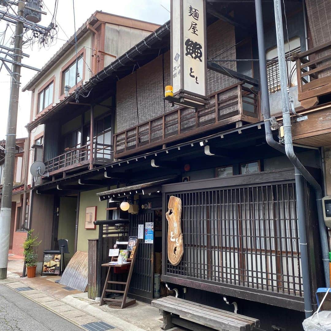 飛騨高山 旅館あすなろさんのインスタグラム写真 - (飛騨高山 旅館あすなろInstagram)「「麺屋とと」さんへ行きました。 中華そば(並)【800円】を注文し、スープは魚介系で細ちぢれ麺でとても美味しかったです☺️ダシが効いていて、スープも飲み干してしまうほど美味しいです！ 高山ラーメンの中でもイチオシのお店です✨❗️ 駐車場もございますので詳細は写真をご覧ください！徒歩3分です。  #日本　#岐阜県　#高山　#麺屋とと  #高山ラーメン　#旅館　#旅館あすなろ #飛騨高山 #高山グルメ #飛騨高山観光　#高山観光　#温泉旅館　#女子旅　#古い街並み　#instagramjapan  #japan #gifu #takayama #hidatakayama #onsen #asunaro #ryokan #ryokanasunaro #kaiseki #travel #travelgram #instatravel #japantrip #japantravel #follow」7月15日 12時18分 - ryokanasunaro