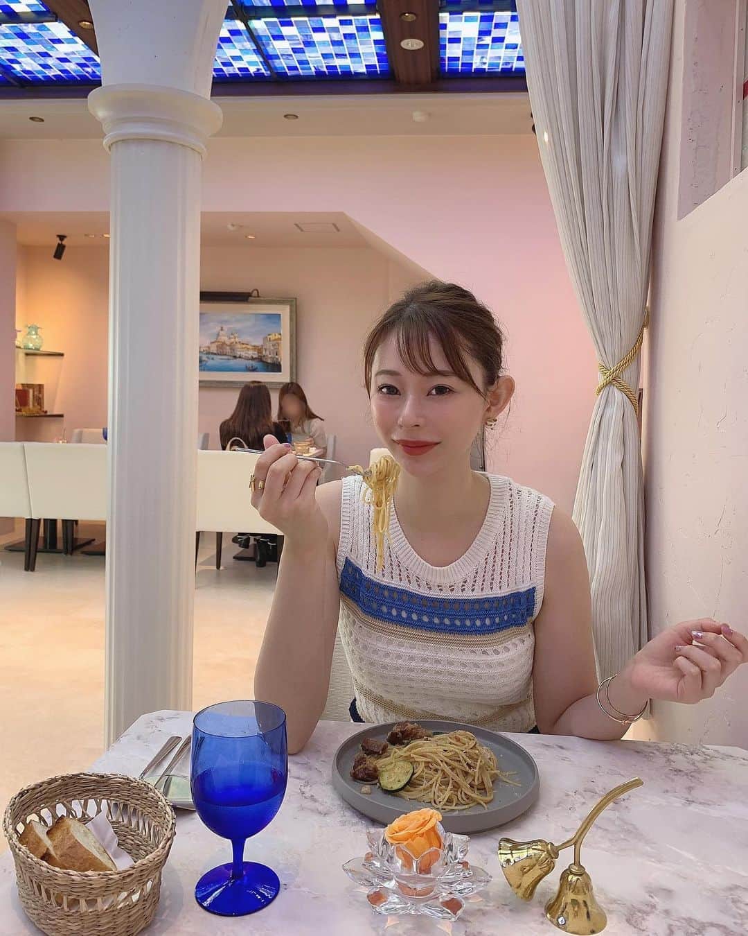 karen okajimaさんのインスタグラム写真 - (karen okajimaInstagram)「ㅤㅤㅤ ㅤㅤㅤ ❤️❤️❤️❤️お得情報有り❤️❤️❤️❤️  先日母とベネツィア風のイタリアンレストラン il suono di emiliaさんでランチ食べてきたよ🇮🇹💙  店内がとても素敵でテンションあがっ〜😍 ランチは最近始められたらしいよ🎶 コース料理がメインのお店で パスタのコース頂きました🍝  ※ここで特典有り‼️ 私の「Instagramをみた」で ご予約される方には特典として 👇🏻👇🏻👇🏻👇🏻👇🏻👇🏻👇🏻👇🏻👇🏻👇🏻 【💙各お一人様、シャンパン1杯プレゼント💙】  ㅤㅤㅤ  ※シャンパンが飲めない方には お好きなソフトドリンク一杯プレゼント致します。  みんなぜひ使ってみてね🤗💞  コロナ対策もバッチリされていて 安心して食べれたよ🎶 晴れてる日はテラス席もあるみたい😘  大阪北浜駅 26番出口から 徒歩1分でアクセスも抜群💙🥺 またディナーに行きたいなぁ🥰  ㅤㅤㅤ  #ILSuonodiEmilia #イルスオーノディエミリア #グルメ岡島 #岡島かれん #北浜レストラン #北浜グルメ #北浜イタリアン #ヴェネツィア #ヴェネツィアレストラン #イタリアン #大阪イタリアン #大阪グルメ #グルメ好きな人と繋がりたい #ご飯好きな人と繋がりたい」7月15日 12時18分 - karenokajima0318
