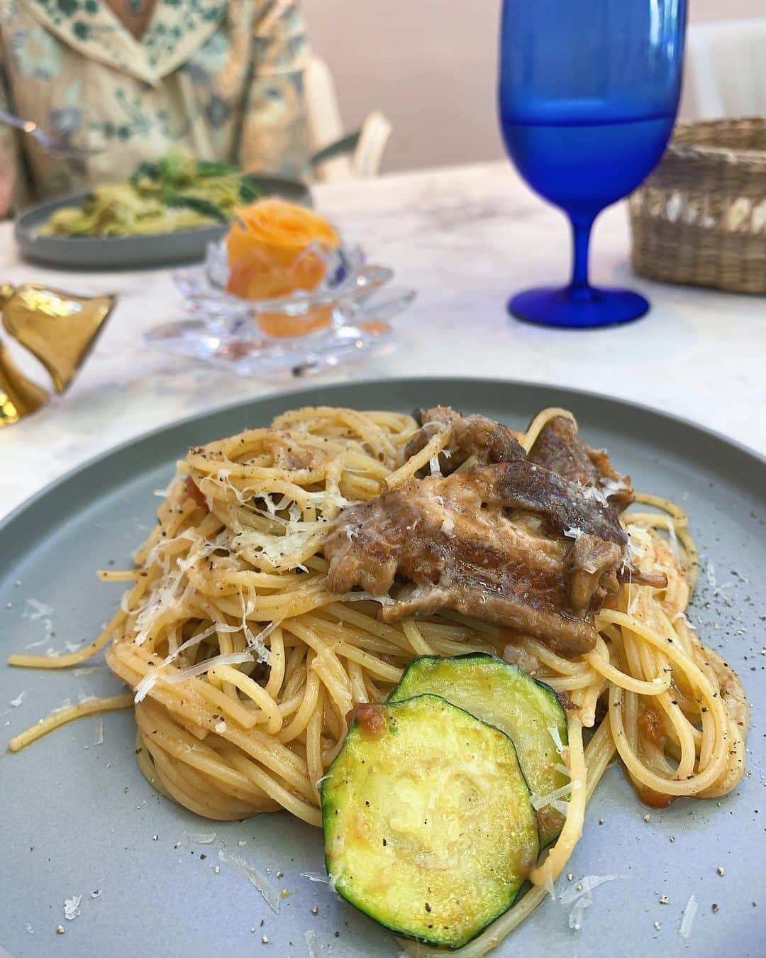 karen okajimaさんのインスタグラム写真 - (karen okajimaInstagram)「ㅤㅤㅤ ㅤㅤㅤ ❤️❤️❤️❤️お得情報有り❤️❤️❤️❤️  先日母とベネツィア風のイタリアンレストラン il suono di emiliaさんでランチ食べてきたよ🇮🇹💙  店内がとても素敵でテンションあがっ〜😍 ランチは最近始められたらしいよ🎶 コース料理がメインのお店で パスタのコース頂きました🍝  ※ここで特典有り‼️ 私の「Instagramをみた」で ご予約される方には特典として 👇🏻👇🏻👇🏻👇🏻👇🏻👇🏻👇🏻👇🏻👇🏻👇🏻 【💙各お一人様、シャンパン1杯プレゼント💙】  ㅤㅤㅤ  ※シャンパンが飲めない方には お好きなソフトドリンク一杯プレゼント致します。  みんなぜひ使ってみてね🤗💞  コロナ対策もバッチリされていて 安心して食べれたよ🎶 晴れてる日はテラス席もあるみたい😘  大阪北浜駅 26番出口から 徒歩1分でアクセスも抜群💙🥺 またディナーに行きたいなぁ🥰  ㅤㅤㅤ  #ILSuonodiEmilia #イルスオーノディエミリア #グルメ岡島 #岡島かれん #北浜レストラン #北浜グルメ #北浜イタリアン #ヴェネツィア #ヴェネツィアレストラン #イタリアン #大阪イタリアン #大阪グルメ #グルメ好きな人と繋がりたい #ご飯好きな人と繋がりたい」7月15日 12時18分 - karenokajima0318