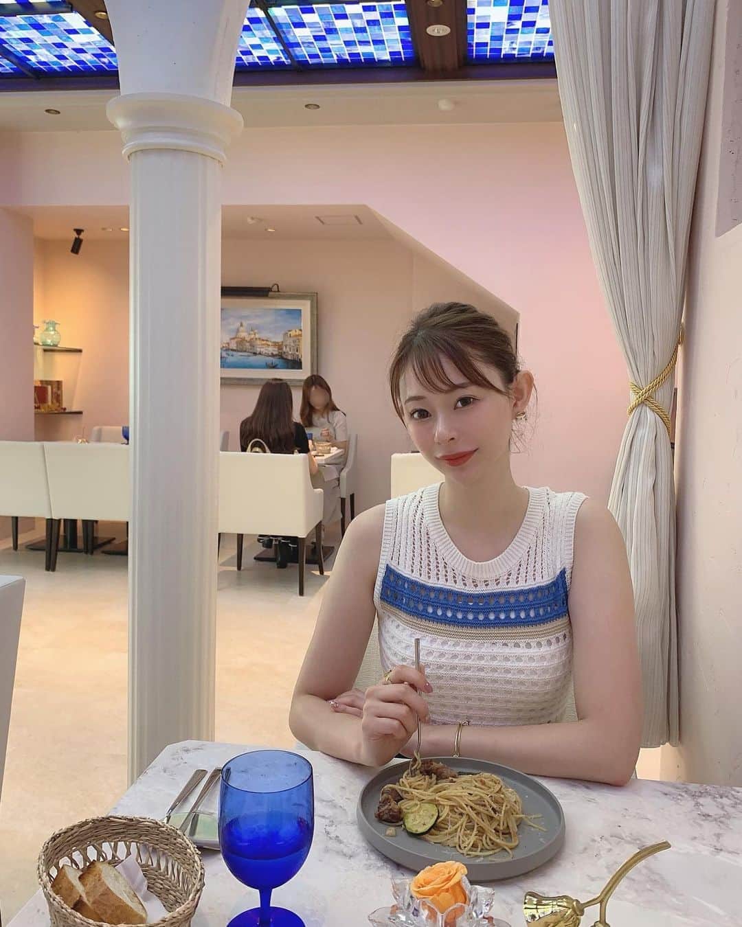 karen okajimaさんのインスタグラム写真 - (karen okajimaInstagram)「ㅤㅤㅤ ㅤㅤㅤ ❤️❤️❤️❤️お得情報有り❤️❤️❤️❤️  先日母とベネツィア風のイタリアンレストラン il suono di emiliaさんでランチ食べてきたよ🇮🇹💙  店内がとても素敵でテンションあがっ〜😍 ランチは最近始められたらしいよ🎶 コース料理がメインのお店で パスタのコース頂きました🍝  ※ここで特典有り‼️ 私の「Instagramをみた」で ご予約される方には特典として 👇🏻👇🏻👇🏻👇🏻👇🏻👇🏻👇🏻👇🏻👇🏻👇🏻 【💙各お一人様、シャンパン1杯プレゼント💙】  ㅤㅤㅤ  ※シャンパンが飲めない方には お好きなソフトドリンク一杯プレゼント致します。  みんなぜひ使ってみてね🤗💞  コロナ対策もバッチリされていて 安心して食べれたよ🎶 晴れてる日はテラス席もあるみたい😘  大阪北浜駅 26番出口から 徒歩1分でアクセスも抜群💙🥺 またディナーに行きたいなぁ🥰  ㅤㅤㅤ  #ILSuonodiEmilia #イルスオーノディエミリア #グルメ岡島 #岡島かれん #北浜レストラン #北浜グルメ #北浜イタリアン #ヴェネツィア #ヴェネツィアレストラン #イタリアン #大阪イタリアン #大阪グルメ #グルメ好きな人と繋がりたい #ご飯好きな人と繋がりたい」7月15日 12時18分 - karenokajima0318