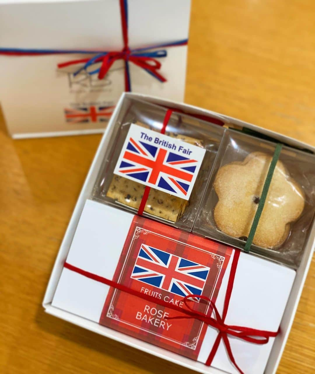 Rosebakeryginzaのインスタグラム：「🇬🇧英国フェア🇬🇧  英国ギフトセット  当店定番人気の「ショートブレット」、 スパイスの効いた「フルーツケーキ」、 ザクザク食感の「ガリバルディ　ビスケット」 英国に馴染みのある人気のお菓子を詰め合わせギフトBOXにしました🎶  ちょっとした英国気分を味わっていただけるかもしれません😆✨  お土産や、プレゼント、お中元、お家でのティータイムなどにいかがですか🥰?? どれも紅茶との相性抜群です！  ８月３１日までのご提供となりますので、この機会にぜひお試し下さい💕 ※通販でのご用意もございます！  #rosebakeryginza #ローズベーカリー銀座 #英国ギフト#英国菓子」