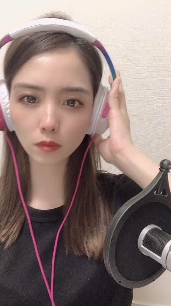 のインスタグラム：「片っぽで丸を作って しっかり持ってて もう片っぽでその丸の後ろを　 ぐるっと回って 間にできたポッケに入って　 出て来るの待ってて 出てきたところを迎えにきて　 「せーの」で引っぱって  はじめはなんとも　 情けない形だとしても 同じだけ力を込めて  羽根は大きく 結び目は固く なるようにきつく　 結んでいてほしいの 腕はここに　 想い出は遠くに 置いておいてほしい　 ほしいの  #歌詞が大好き　#蝶々結び　#aimer #浦田麻緖　#歌ってみた　#恋愛ソング」