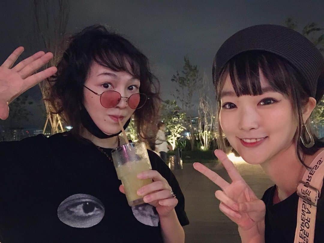 Yun chiのインスタグラム：「久々ゆきさんと渋谷な夜🌃🖐✌️ . . おでんやさん「そのとうり🍢」の周年おめでとうして来ました。大盛況！しかしPARCOの屋上ロケーション良きだったなぁ🗼👏🌿 . . vegan居酒屋「真さか」と「Campy!bar」行ってきたのだけれど、soy meatのタルタルソース唐揚げと餃子に終始感動だったよい🥟✨ . おりぃぶぅ( @artisan_olive )さん会えなかったの残念だったからまた行くぞ🍹🥺」