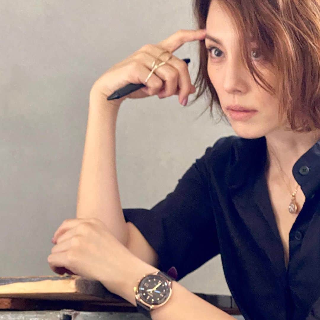 米倉涼子のインスタグラム：「自分の会社を作ってからは﻿ やらなきゃいけない打ち合わせが増えました💨﻿ 今までこなしててくれた方達にも改めて感謝🤣﻿ そしてこれも今は新しい挑戦の一つだあー❣️﻿ ﻿ そんな時に﻿ このセイコーアストロン﻿ めちゃくちゃ軽くてオシャレ。﻿ 大活躍です😋﻿ ﻿ ﻿ Since I've started my own company I've been having many meetings and realized how hard it is to get through each meeting but I've also realized it is one of my challenges to go over it atm💪﻿ ﻿ At such times, this Seiko Astron comes in handy it's super light and fashionable🤎 ✨﻿  @seikowatchofficial  @funempire_official  #desafío  #米倉涼子」