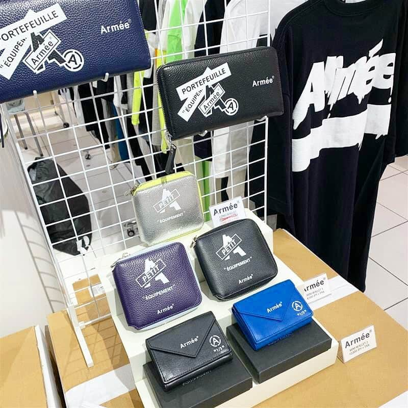 名古屋パルコさんのインスタグラム写真 - (名古屋パルコInstagram)「【LIMITED SHOP】「Armee POP UP STORE」オープン！Armeeのコンセプトは＜ファッションは「飾り」ではありません、 「武装(Armé)」です。＞﻿ 2018年冬よりスタートしたユニセックスブランド。 アクセサリーのほかバッグ、財布など小物を展開。 昨年夏より、ウエアー等を中心とした"UNIFORM"シリーズもスタートしました。﻿ ユニセックスなので、アクセサリーを除く全てのアイテムが男女ともにArmé＝武装（着用）可能です。  ﻿ そして今回は「MY SPECIAL RING」とのコラボレーションショップ。 ＜手元から個性を＞をコンセプトに自分らしさを表現する特別なモノになって欲しいという想いから生まれた「MY SPECIAL RING」。圧倒的な存在感で手元に目が奪われるような個性的なリングや、イヤリング、ブローチを提案します。﻿ ﻿  ﻿ 期間：7/15(水)～7/28(火)﻿ 場所：西館1F　特設会場 ﻿ ﻿ ﻿ #ジュエリー #アクセサリー #リング #ユニセックス #名古屋パルコ #名古屋PARCO #nagoyaparco #名古屋 #nagoya #栄 #矢場町」7月15日 12時41分 - parco_nagoya_official