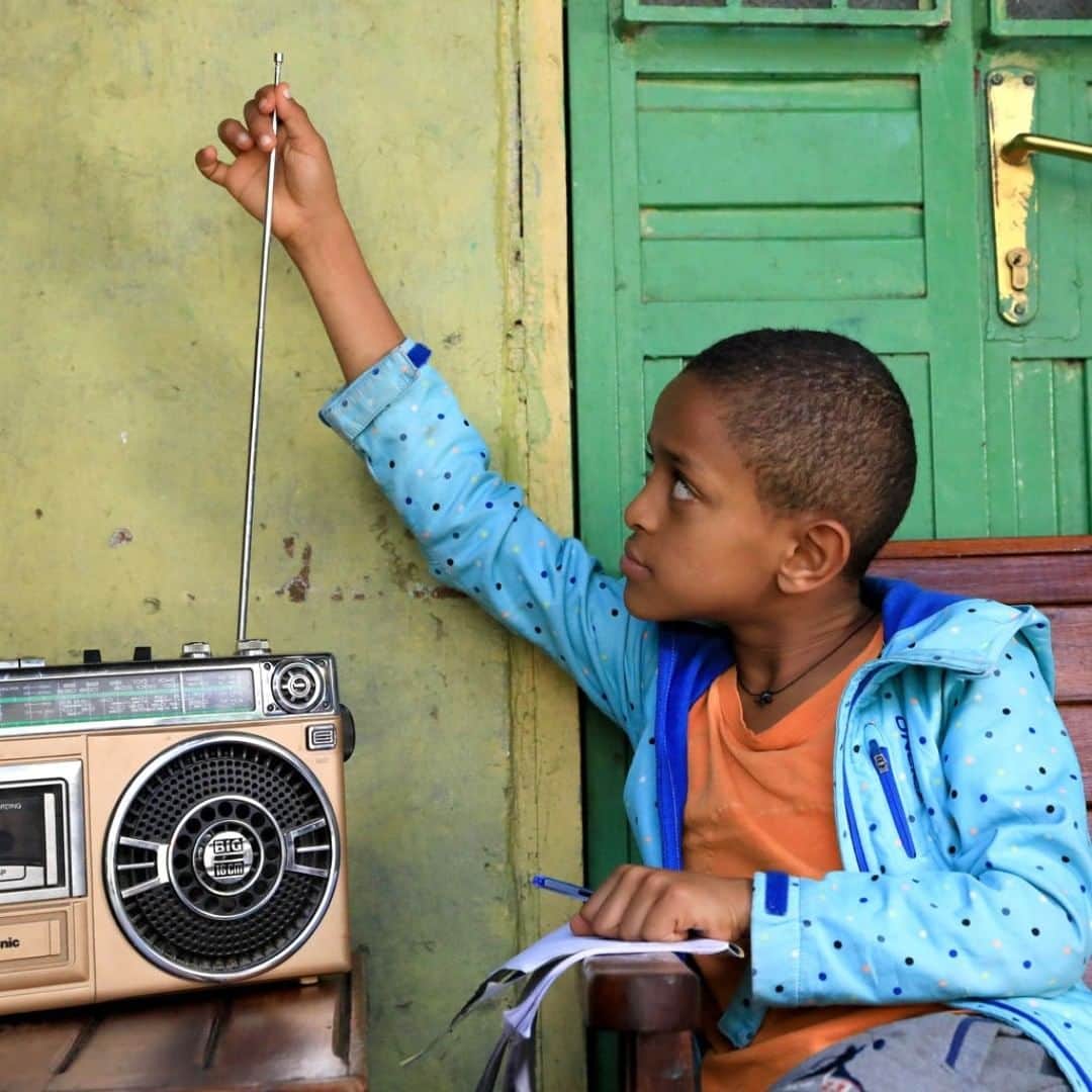 unicefさんのインスタグラム写真 - (unicefInstagram)「Yedidiya is getting ready for his radio class in Ethiopia 📚.   Worldwide, only 50% of students have access to distance learning.  #COVID19 is showing us just how urgent the need is for governments to invest substantially in connectivity and remote learning, not just for future pandemics but to ensure every student, particularly the most vulnerable, has access to a wide range of educational opportunities. #YouthSkills  © UNICEF/UNI340674/Tesfaye」7月15日 13時05分 - unicef