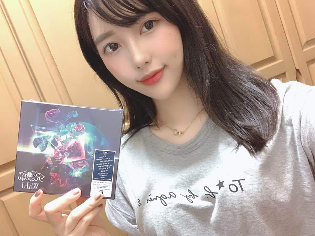 志崎樺音さんのインスタグラム写真 - (志崎樺音Instagram)「Roselia  2nd Album「Wahl」ついに本日発売。 よろしくお願いします🌹  #Wahl  #Roselia」7月15日 12時58分 - kshizaki_official