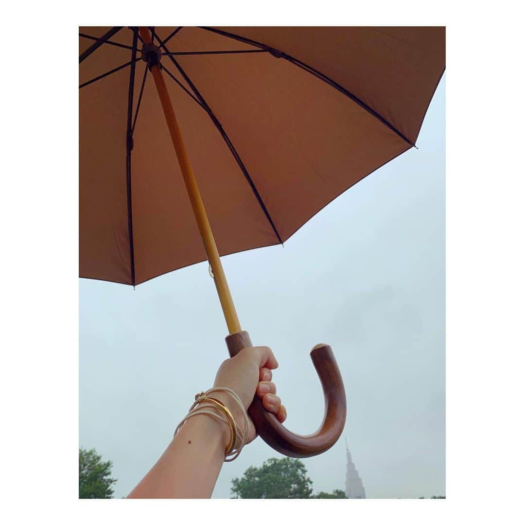 古川美有さんのインスタグラム写真 - (古川美有Instagram)「雨の日。 お気に入りの傘と。 . @bonbonstore_kiosque  . 大人になったら良い傘を持たなくちゃ、 と思いつつこんな歳になってしまった。 でも相変わらずビニ傘も愛用してます。笑 #雨の日 #傘 #bonbonstore #rainy #umbrella」7月15日 13時07分 - miyukogawa