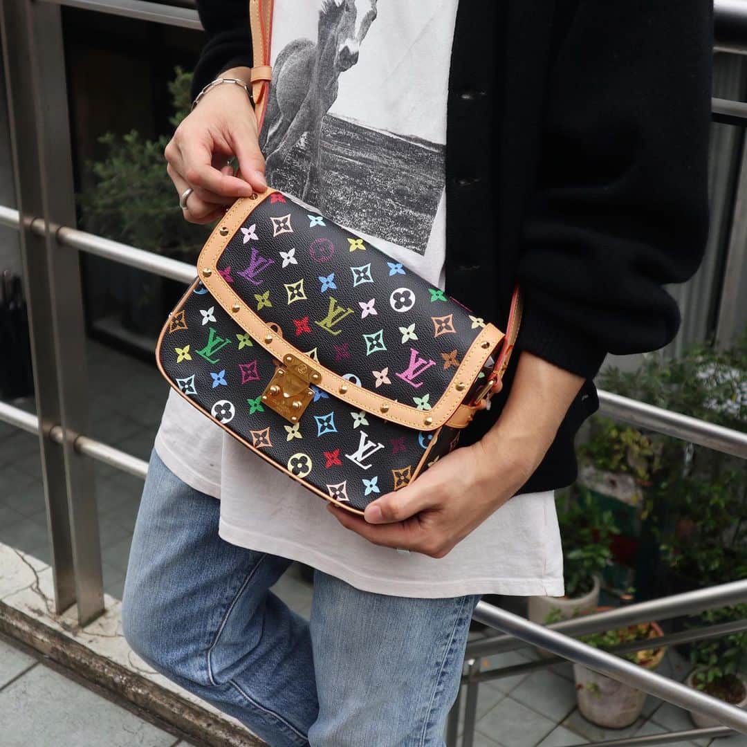 Vintage Brand Boutique AMOREさんのインスタグラム写真 - (Vintage Brand Boutique AMOREInstagram)「Louis Vuitton x Takashi Murakami Sologne Shoulder Bag from 2004.  AMORE meets LV x MURAKAMI  POPUP Store at AMORE Gentleman July 1st - 29th.  On website search for AO22308.  Free Shipping Worldwide✈️ ≫ ≫ ≫✉️ info@amorevintagetokyo.com  #AMOREmeetsLVxMURAKAMI #村上隆 #ヴィンテージ #ルイヴィトン  #ヴィンテージルイヴィトン #ヴィンテージブランドブティック #アモーレ #アモーレトーキョー #表参道 #青山 #東京 #louisvuitton #takashimurakami #murakamitakashi #vintage #vintagelouisvuitton #louisvuittonvintage #amoretokyo  #amorevintage #vintageshop #amoregentlman #アモーレジェントルマン #popupstore」7月15日 13時08分 - amore_tokyo