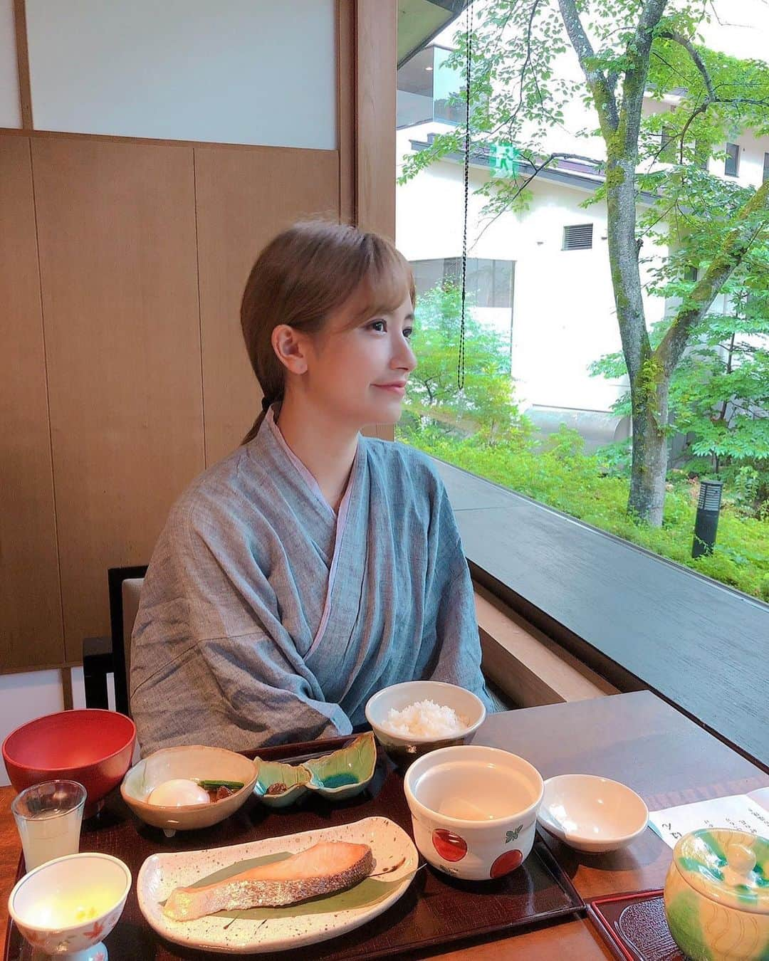 水野星奈さんのインスタグラム写真 - (水野星奈Instagram)「【星野リゾート　界　川治】 鬼怒川にある星野リゾートへ せりちゃんと行ってきました😊💕 初めての栃木初めての星野リゾート😳 緑に囲まれた宿は景色もすごく素敵で癒されました🍃  宿泊施設では、三密を避ける配慮や検温、アルコール消毒などがあり食事も個室で安心🤗 お食事のコースのお料理はどれも美味しくて感動しました👏🥰  久々の旅行疲れた身体をリフレッシュそして自粛続きだったけど久々の遠出は楽しかったなぁ🍃☺️☺️ . . ※写真の時以外はマスクを着用しています😊  #星野リゾート #界鬼怒川 #鬼怒川温泉 #女子旅 #三密を避けた旅」7月15日 13時12分 - seeeiiina.m31