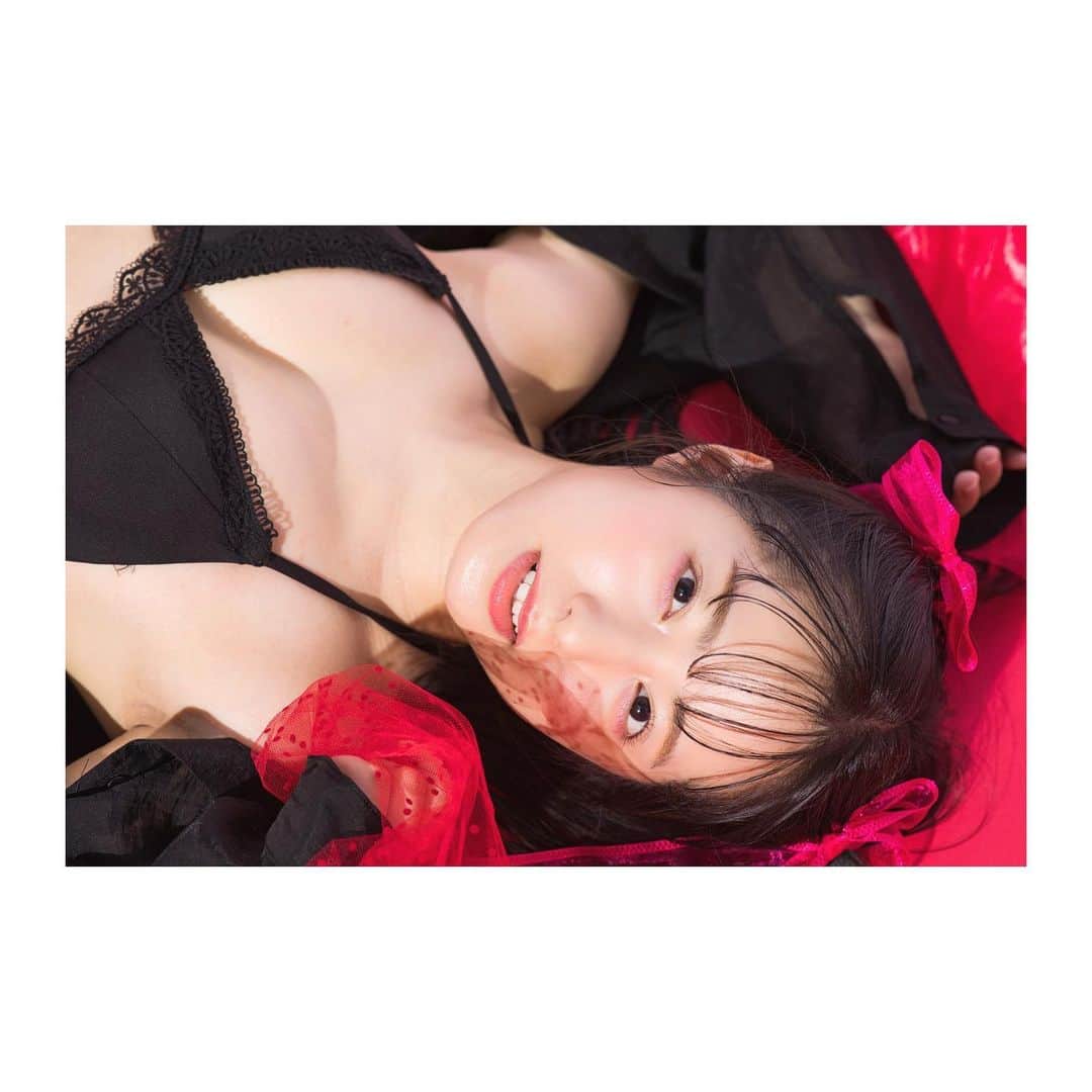 前田美里のインスタグラム：「ブレない前髪。 . .  #作品撮り #グラビア #前髪 #おしゃれ #つや肌 #メイク #ar #LARME #撮影 #雑誌 #お洒落グラビア #💗 #handm #写真好きな人と繋がりたい #アイドル #ヲタク #欅坂46 #日向坂46  #gravure #photo #fashion #japanesegirl #follow #followme」
