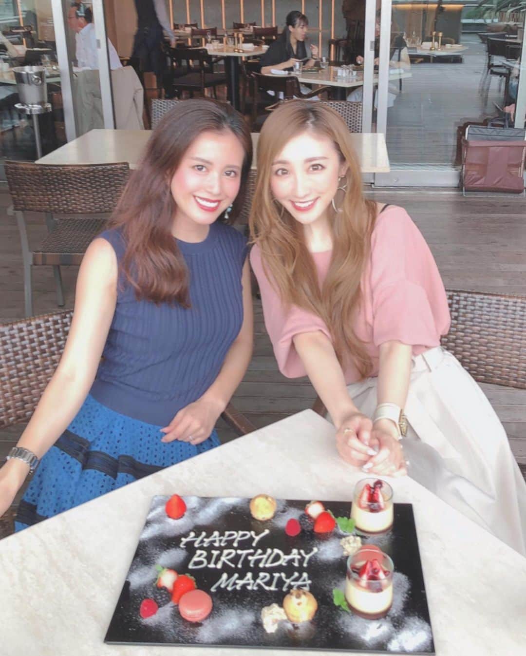 のインスタグラム：「. . 💕💗𝐻𝑎𝑝𝑝𝑦 𝐵𝑖𝑟𝑡ℎ𝑑𝑎𝑦 𝑀𝑎𝑟𝑖𝑦𝑎💗💕 . 7月は愛する麻理耶( @mariya_kuroda )のお誕生日!! 今年もお祝い出来て良かった🦄🎂💓 . こんな時だからこそお友達に会えること、いつものように話せることが一層愛おしく思える幸せなランチタイムでした🥂💞✨✨ . スーパーウーマン麻理耶(笑)の無敵さは年々加速🤣🙌⚡️⚡️👈 いつも私に刺激を与えてくれる彼女から目が離せません😂✨(笑) いつまでもそのまま💖💪👩🏾 👈 いつまでもみんなのマドンナでいってっねっ😚💖💖 . . . このタイミングで少しでも安心して過ごせる都内最大級ルーフトップテラスのある「NoMad Grill Lounge」🍾💫 今回初めて伺いましたが、海外のようなスタイリッシュな空間で気持ち良く過ごせました🎶 . . . #bff #happybirthday #birthdaycake #birthdaygirl #nomadgrilllounge #誕生日 #紀尾井町ガーデンテラス #ノマドグリルラウンジ #テラス #ルーフトップテラス #ルーフトップバー #ルーフトップカフェ #テラス席 #お誕生日おめでとう #お誕生日会」