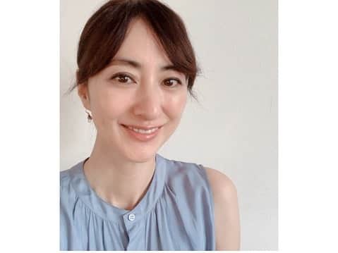 前田ゆかのインスタグラム：「毎日マスク生活が続いている中で、目元を印象づける 「マスクメーク」 新しく発売される2アイテムを 試してみました。  外出しても一日中マスクを着用してることもあります。  いつものメークとは少し異なりますがその時々でメーク変えながら、 マスクをしているときに目元の印象を柔らかく主張するメーク。  写真2 目元のみメーク を使いました。 #スムースタッチペンシルアイライナー  #トリートメントマスカラベース  写真3  ペンシルアイライナーブラック なめらかに描きやすくやわらかな印象で目尻のみにさりげなく際立たせ引き締めてくれます。  写真4  私はマスカラが落ちやすいです。 マスカラベースを使うとカールが上向きに一日中キープ！マスカラだけではボリュームが足りない時にもおすすめです。 #サティシェ 8月3日発売です。  マスク荒れ対策にリップケアのスキンケアも #リップトリートメント 新時代のマスクメーク！目元のみで 主張しない主張の印象へ。 #cpコスメティクス #潜ませライナー #美形マスカラベース」