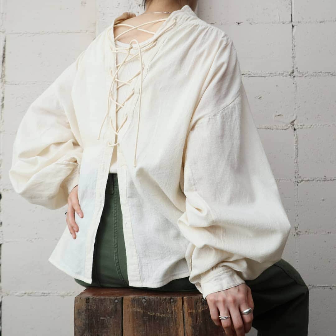吉祥寺 古着屋 Orfeoのインスタグラム：「. Volume Sleeve Lace Up Shirt  #orfeo #kichijoji #tokyo #vintage #used #fashion #coordinate #outfit  新型コロナウィルス感染拡大防止策を徹底した上で営業をしております。 マスクの着用、入店時にアルコールでの消毒をお願いいたします。  お問い合わせはインスタグラムのプロフィール掲載のメールアドレスにお願いいたします。 コメント、DMでのお問い合わせは受け付けておりませんのでご了承ください。」