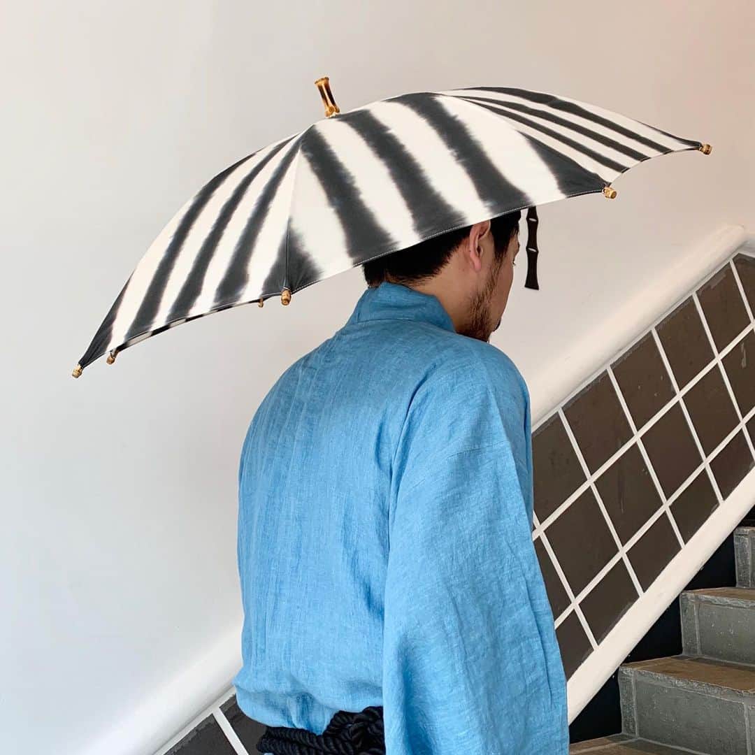 BEAMS JAPANさんのインスタグラム写真 - (BEAMS JAPANInstagram)「『浴衣の季節 傳tutaee POP UP SHOP vol.3』開催中！ 会期が早くも今週末までとなりました。  古き良きを大切にしつつ、現代のものづくりをする日本ブランド＜傳tutaee（ツタエ）＞。 通常取り扱いのウエアに加え、注染という技法で染められた色鮮やかな浴衣や日傘を販売します 。  梅雨が明ければ、日差しが照りつける夏に。 メンズサイズの日傘も、少量ですがご用意しております。 日傘を差すことで体感温度が変わり、熱中症対策として推薦されています。 お探しの方はご覧ください。  ※イベント商品は店頭のみの販売です。 . 『浴衣の季節 傳tutaee POP UP SHOP vol.3』 会期：7/10(金) ー 7/19(日) 場所：BEAMS JAPAN 5階 fennica STUDIO  BEAMS JAPAN 5F @fennica_shinjuku ☎︎03-5368-7304 #傳 #傳tutae #tutaee #beams #beamsjapan #beamsjapan5th #fennica #fennicastudio」7月15日 13時25分 - beams_japan