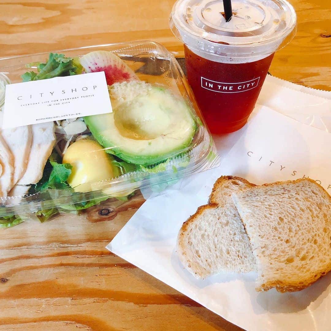 長江愛美さんのインスタグラム写真 - (長江愛美Instagram)「うまみ😋🥗#しつこい  #cityshop #コンプリートサラダ#salad #bread #healthy #beauty #ランチ#lunch #シティーショップ#ヘルシーランチ#野菜ランチ#テイクアウト #takeout #thecity  #まなみんのご飯記録」7月15日 13時29分 - manamin.512