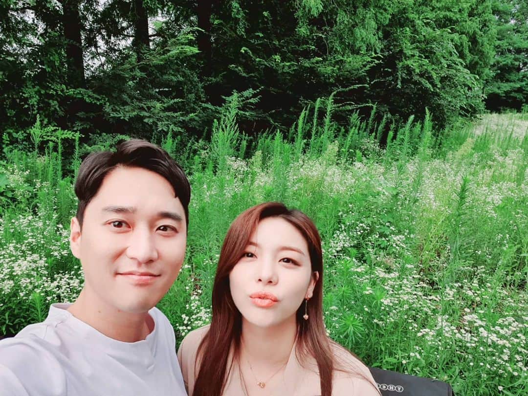 ホ・ジョンミンのインスタグラム：「#에일리 랑 꽃밭에서~ 부럽지? 사내놈들아~」