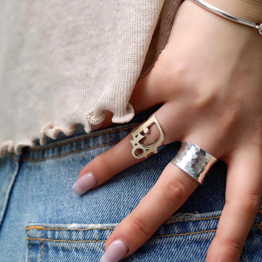 Vintage Brand Boutique AMOREさんのインスタグラム写真 - (Vintage Brand Boutique AMOREInstagram)「Dior logo ring.  On webstore search for AO27373.  Please DM us if you are interested in the item! ▶︎Free Shipping Worldwide✈️ info@amorevintagetokyo.com  #ヴィンテージ #ディオール  #ヴィンテージディオール #ヴィンテージブランドブティック #アモーレ #アモーレトーキョー #表参道 #青山 #東京 #christiandior #vintage #vintageDior #amoretokyo  #amorevintage #vintageshop」7月15日 13時57分 - amore_tokyo