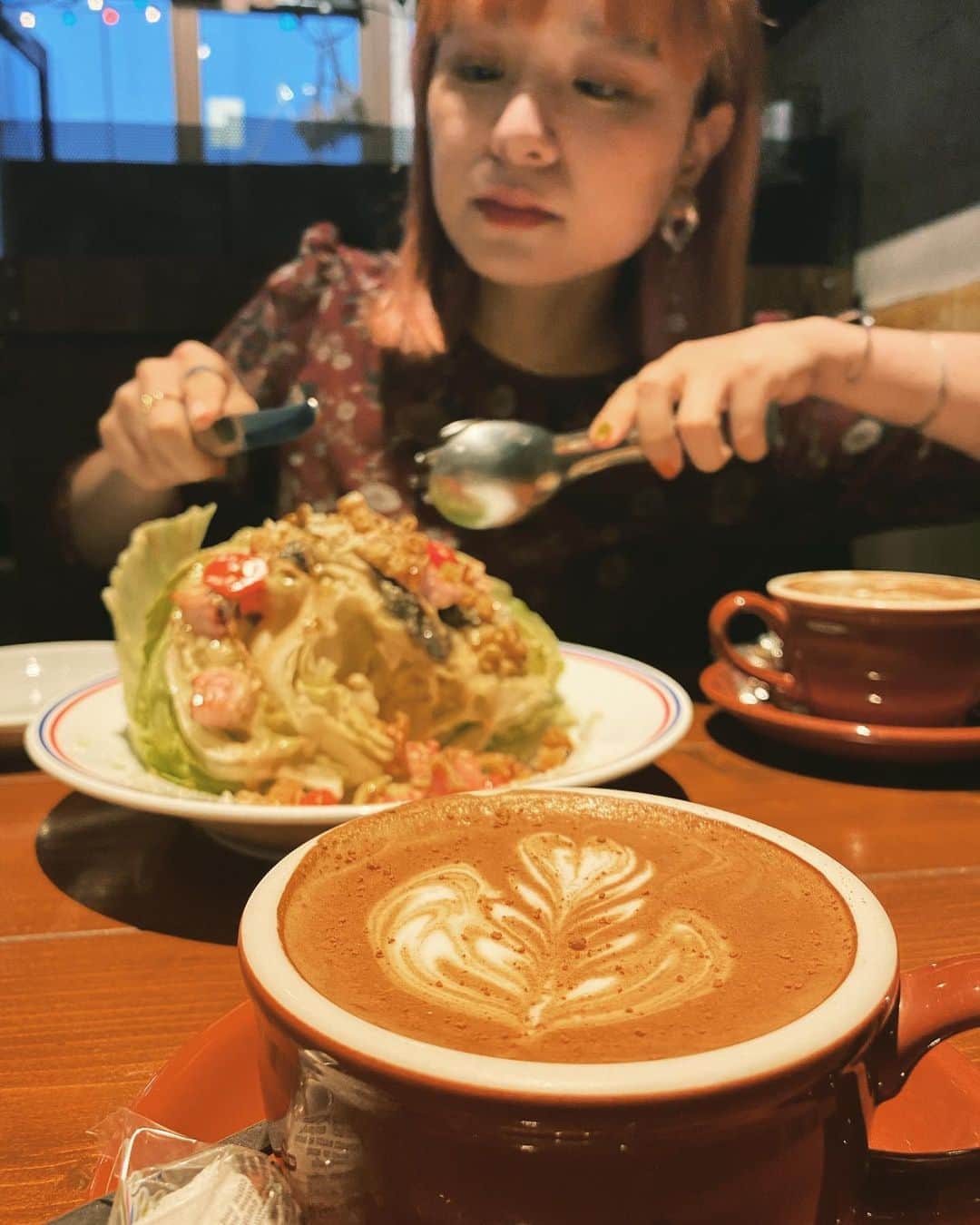 小春のインスタグラム：「アンチョビキャベツサラダがデカい  #姉カメラ」