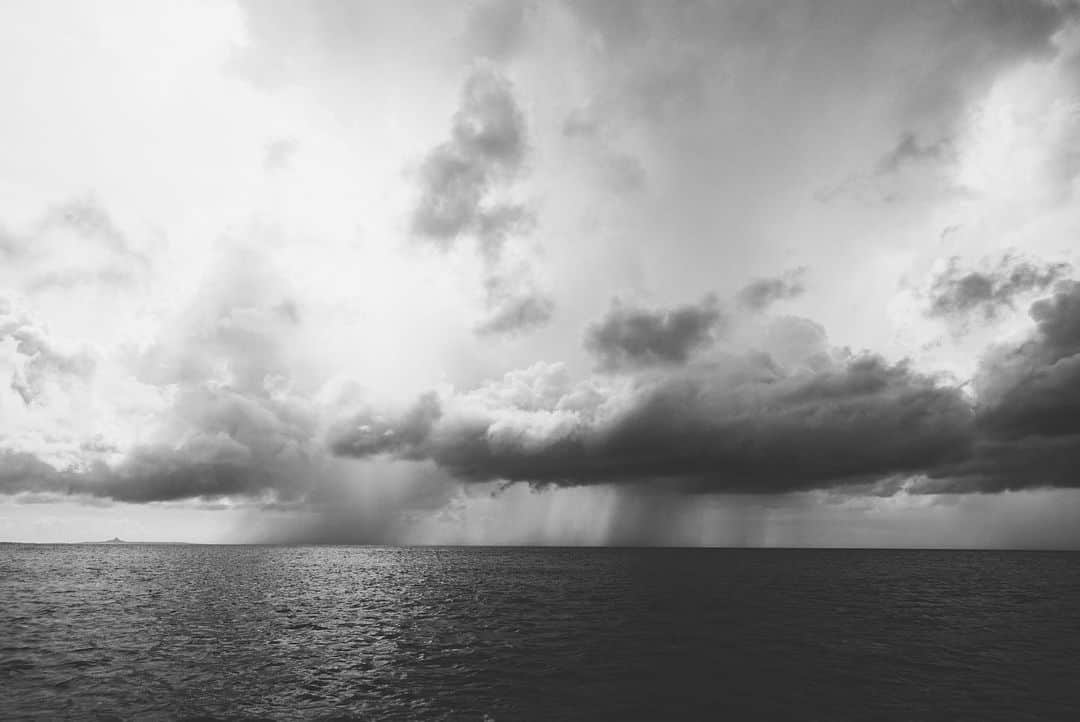 イアリサさんのインスタグラム写真 - (イアリサInstagram)「海の上で遠くに雨が降っている景色を見た時、なぜ私は雨を好ましく思っていなかったんだろうと考えた。 . 海に入ることは好きなのに、雨は苦手。 どちらも同じ水なのに。 . 雨を大地の恵みというのも分かっているのに、そこから先の感情は無くて、可愛い長靴を履いたってお洒落な傘をさしたって好きという気持ちになることは難しかった。 . でも、海も雨も同じ水なのかと思った時に、なんだか自分の心に少しだけ雨に対しての理解というものが増えた気がした。 . 私はその時モロッコにいたから昨年の梅雨をまるまる経験していない。 今年は２年ぶりの梅雨。 昨年日本に戻ってから、ずーっと自分の中に渇きというものがあって、いくら水を飲んだって潤いのあるものを加えたってどこか渇きがあってすごく変な気持ちだった。 . その渇きが今年の梅雨になってなくなった。 あぁ日本人って梅雨必要なんだな、四季があって、六季というものがあって、毎年同じようにくるもの全ては必要なものだったんだって改めて気付いた。 . モロッコの男の子に日本の写真を見せた時 なんて綺麗な緑なんだろう... モロッコ中探したってこんな緑に包まれた場所はないよ。 と羨ましいと言ってもらった事がある。 . 雨が日本の深い緑を作ってくれる。 そして雨が私たちを潤してくれる。 . 毎年早く終われと願っていた梅雨の時期ももう私は何も思わなくなった。 自分で経験すること、感じることの大切さ。 改めて雨に教えてもらった気がする。 日本の雨の意味を雨に教えてもらった。 私はこれから雨と向き合うことがようやくできる。」7月15日 14時05分 - _i.arisa_